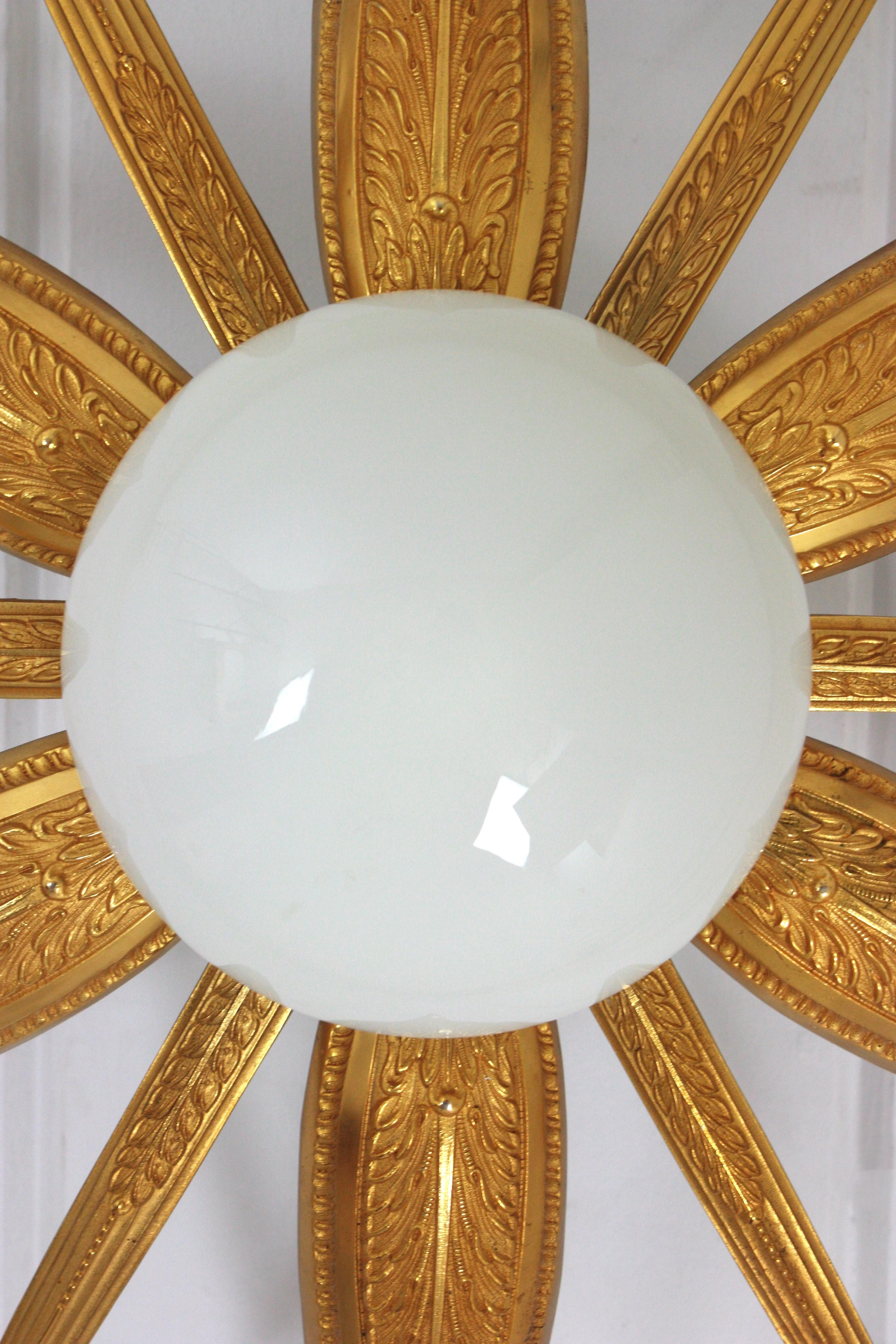 Französisch Art Deco vergoldete Bronze und Milchglas Starburst Sunburst Flush Mount im Angebot 8