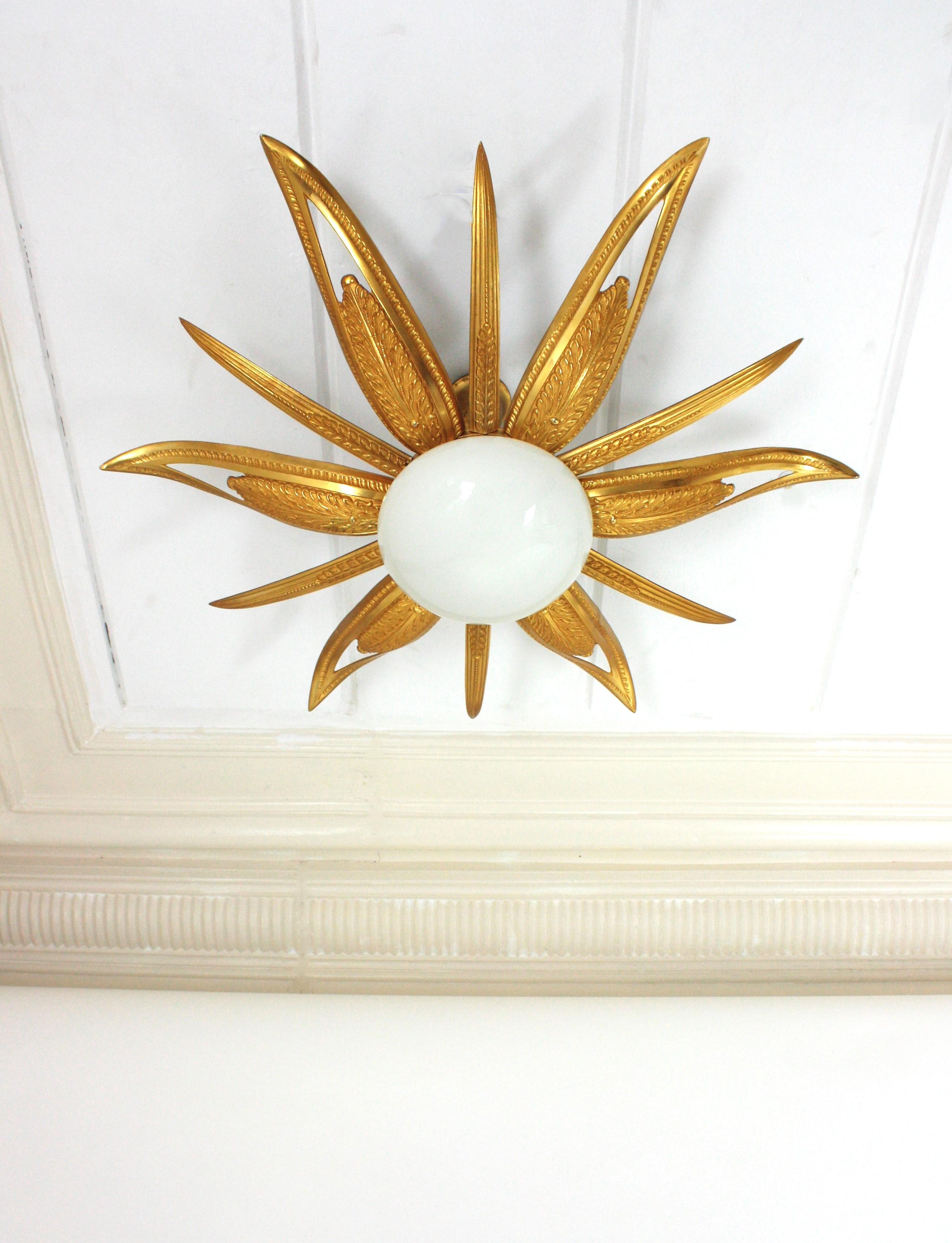 Französisch Art Deco vergoldete Bronze und Milchglas Starburst Sunburst Flush Mount im Angebot 9