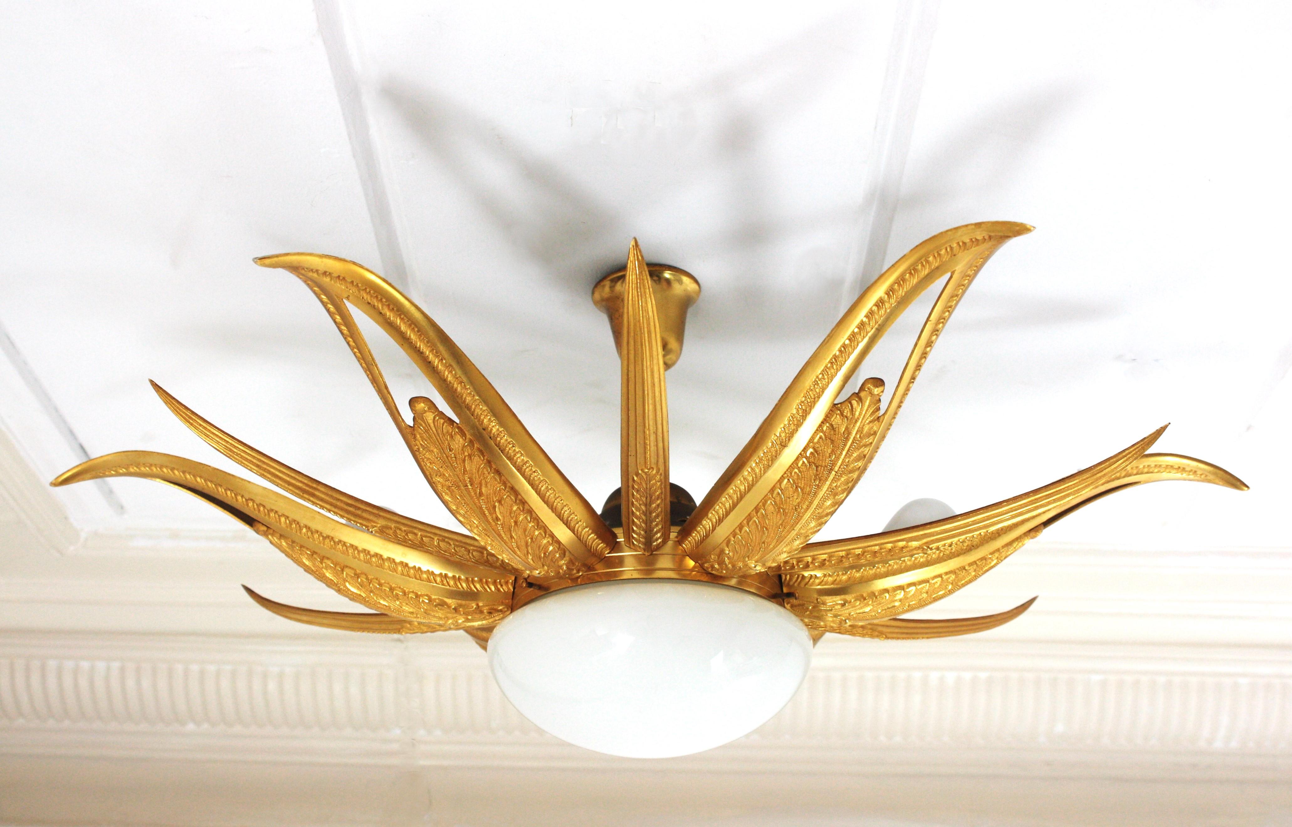 Französisch Art Deco vergoldete Bronze und Milchglas Starburst Sunburst Flush Mount im Angebot 10