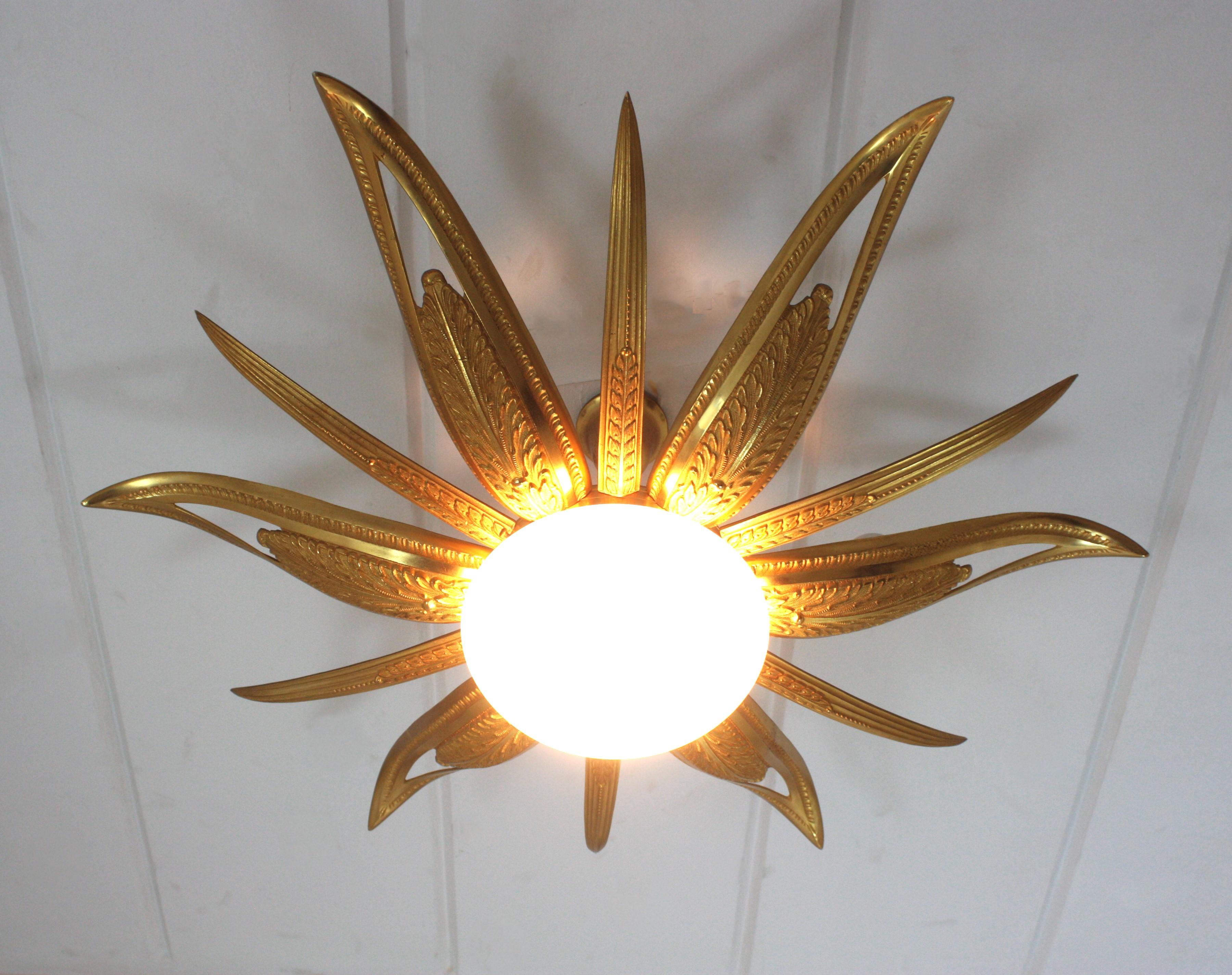 Französisch Art Deco vergoldete Bronze und Milchglas Starburst Sunburst Flush Mount im Angebot 11