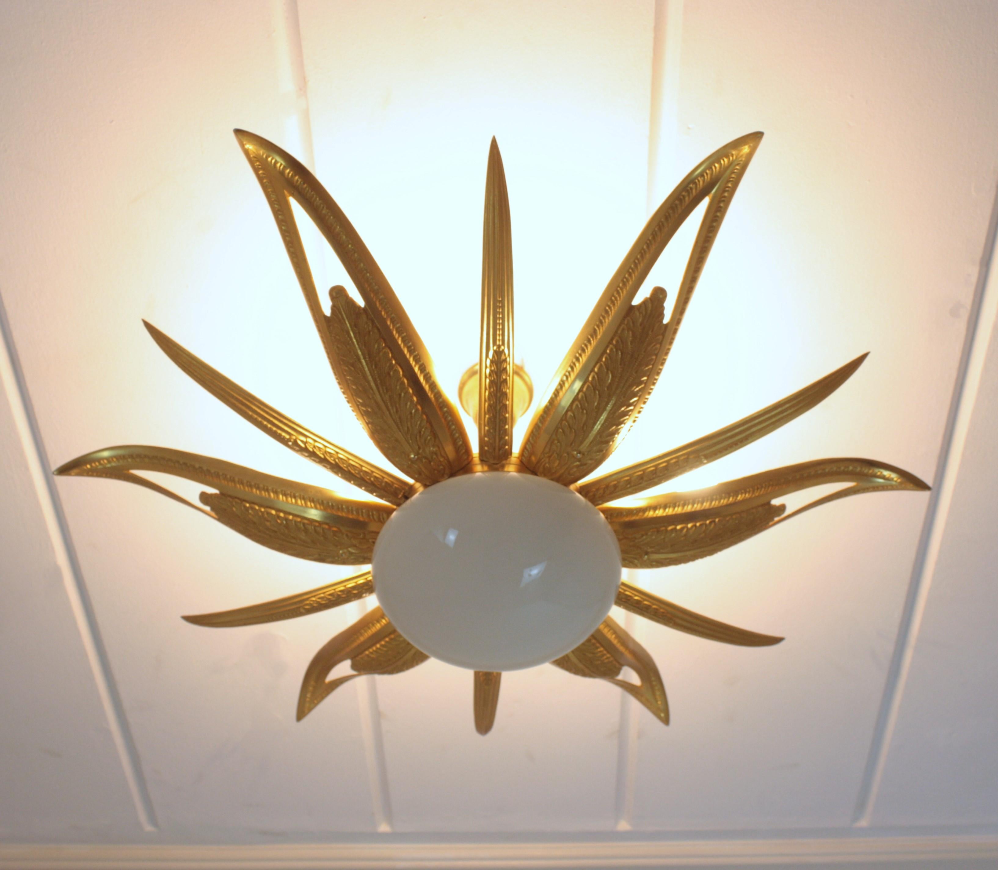 Französisch Art Deco vergoldete Bronze und Milchglas Starburst Sunburst Flush Mount im Angebot 12