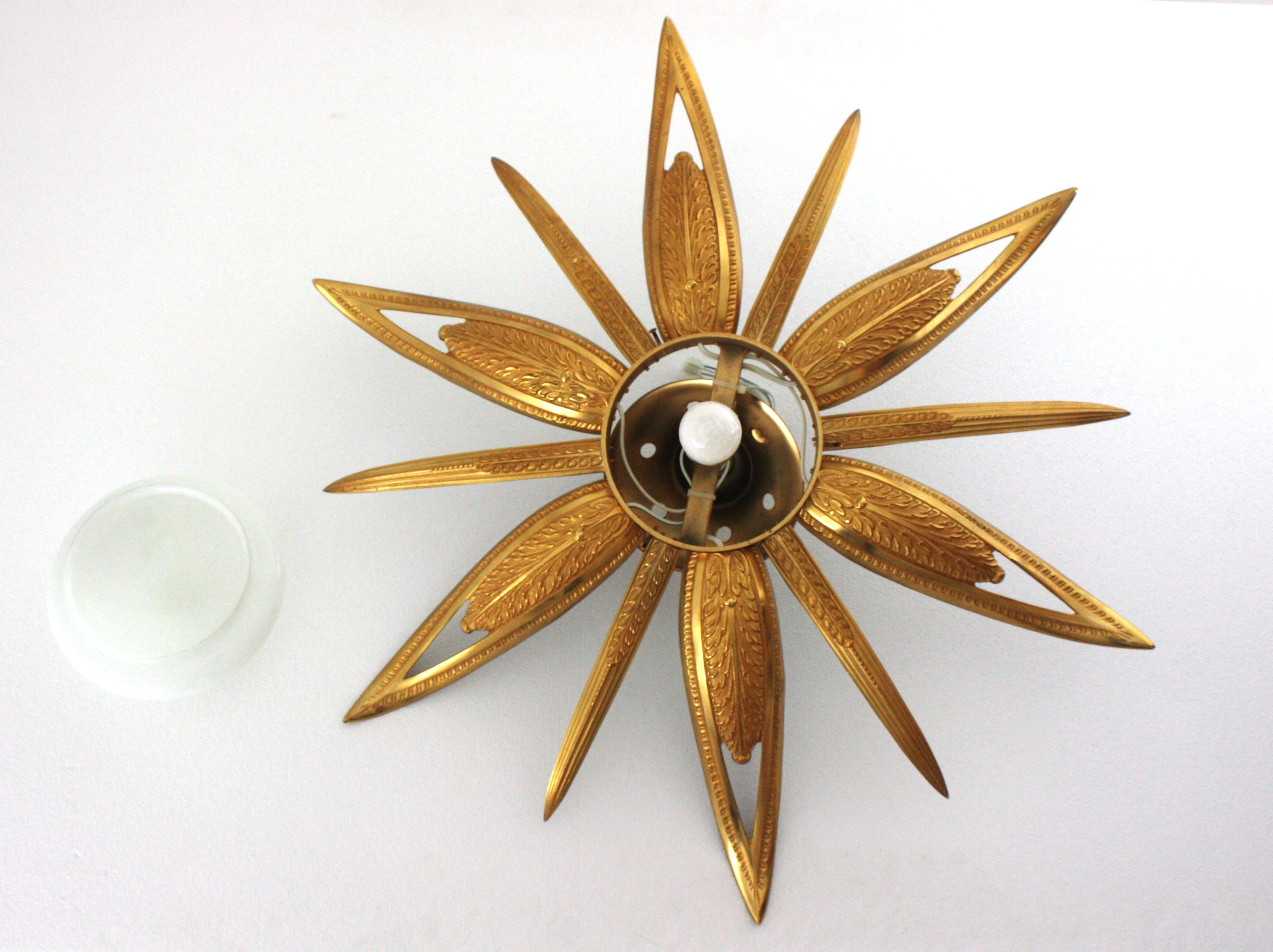 Französisch Art Deco vergoldete Bronze und Milchglas Starburst Sunburst Flush Mount im Angebot 13