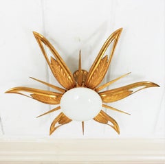 Französische Einbaubeleuchtung aus vergoldeter Bronze und Milchglas mit Sonnenschliff im Art déco-Stil
