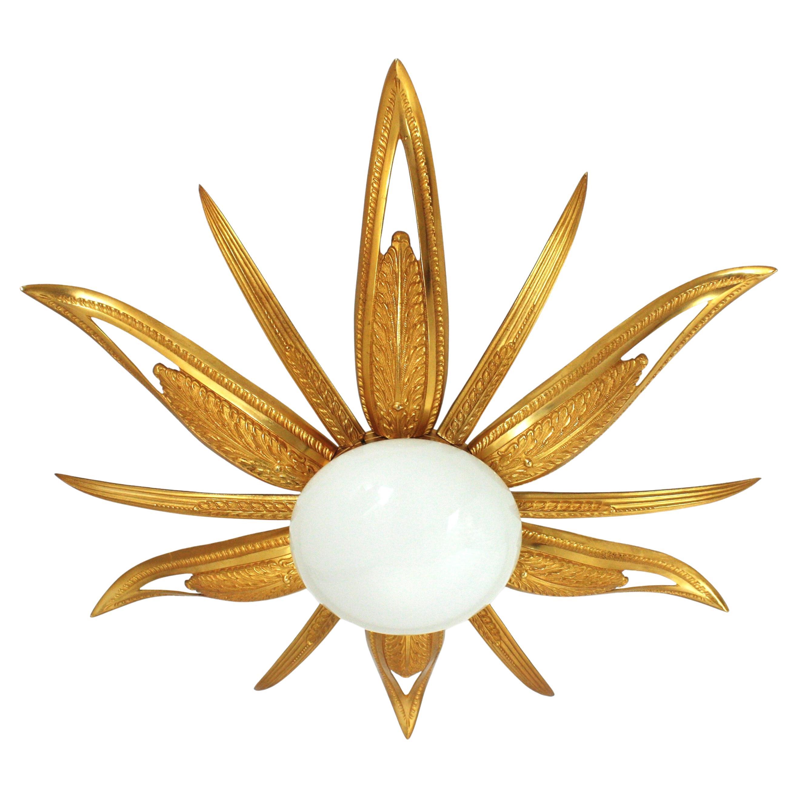 Eine außergewöhnliche Art Deco Starburst-förmige Deckenlampe aus gravierter und gegossener Bronze, Frankreich, 1930er-1940er Jahre.
7 Lichter
Diese flache Fassung zeigt einen Blumenausbruch oder Starburst mit 6 großen Blättern oder Strahlen, 6