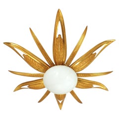 Französisch Art Deco vergoldete Bronze und Milchglas Starburst Sunburst Flush Mount
