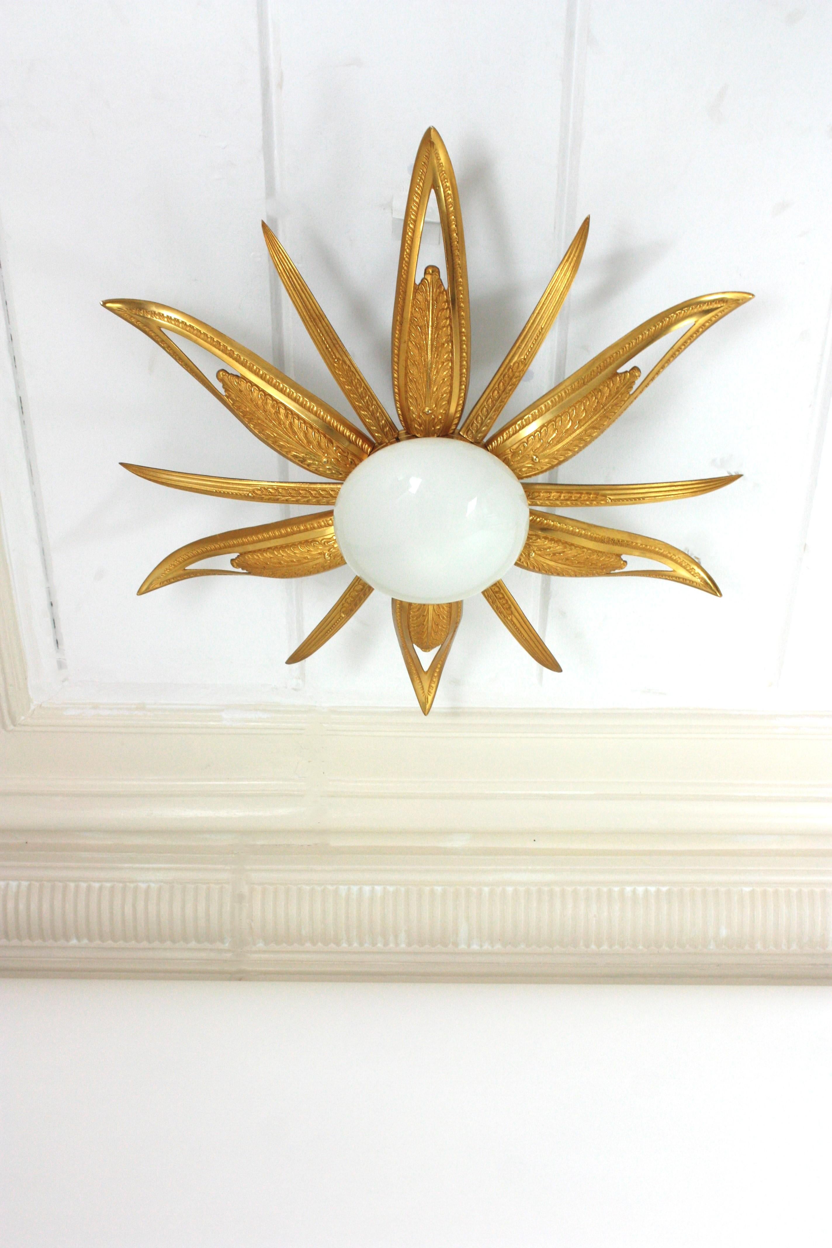 Französisch Art Deco vergoldete Bronze und Milchglas Starburst Sunburst Flush Mount (Art déco) im Angebot