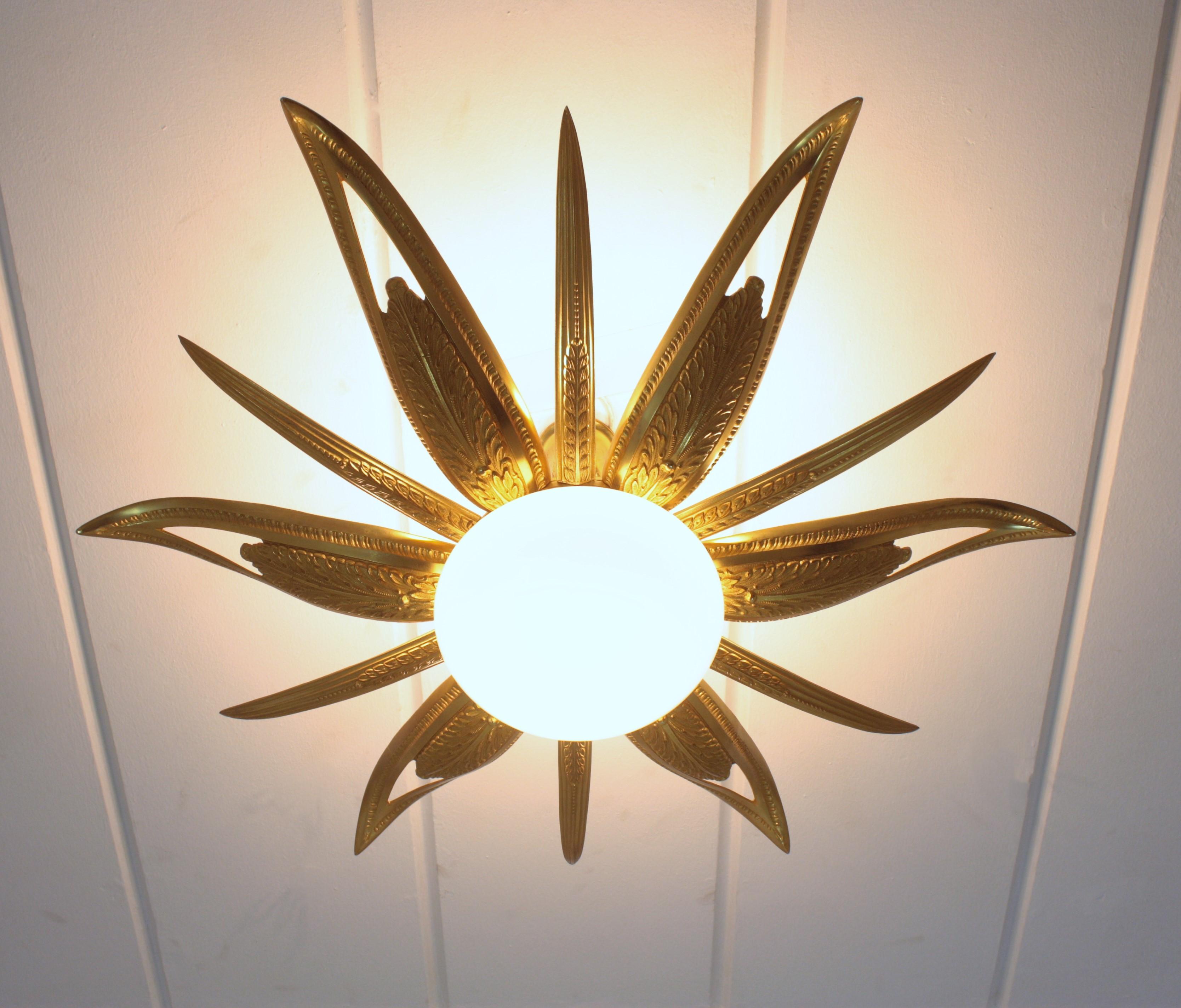 Französisch Art Deco vergoldete Bronze und Milchglas Starburst Sunburst Flush Mount (Vergoldet) im Angebot