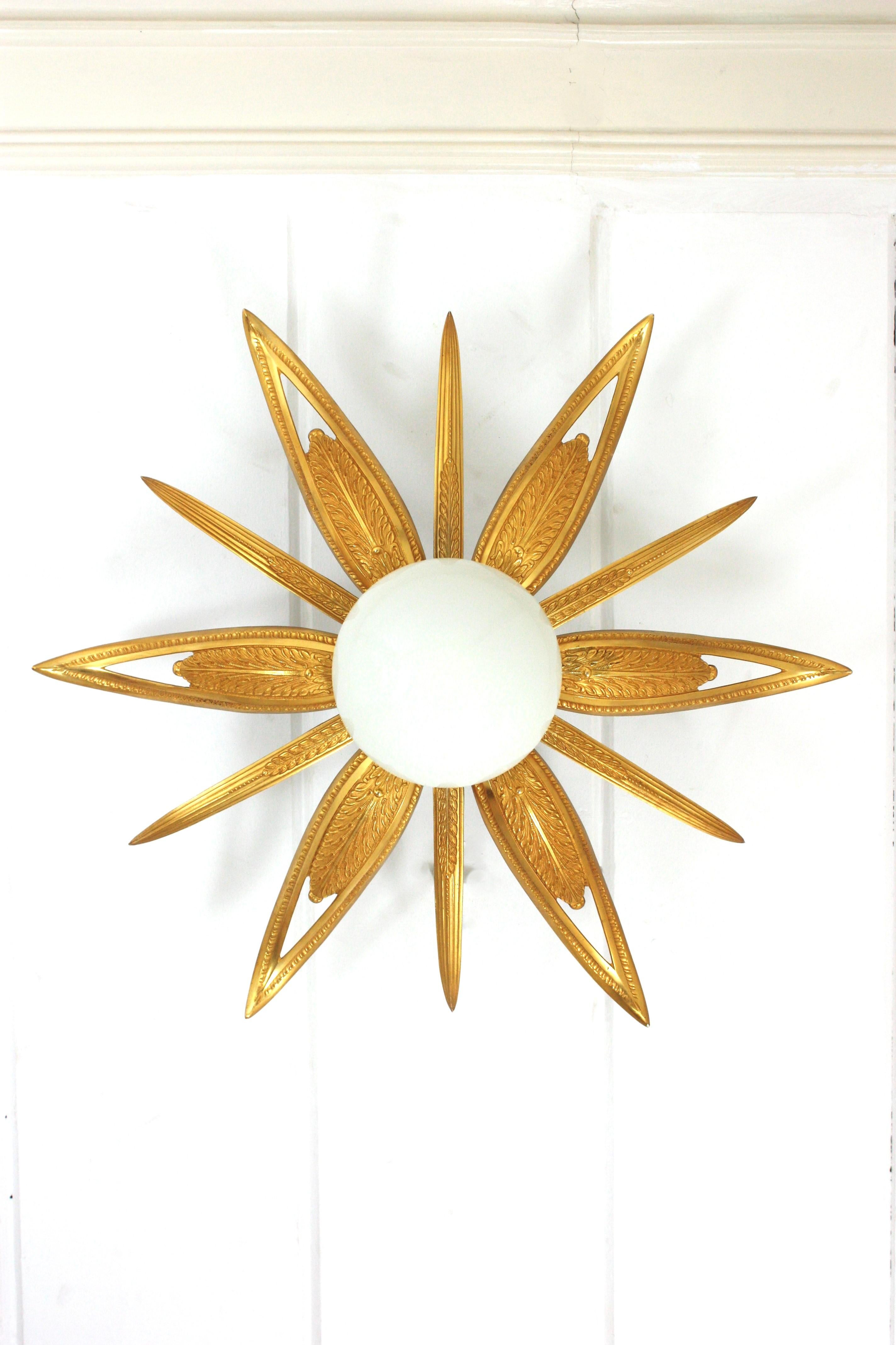 Französisch Art Deco vergoldete Bronze und Milchglas Starburst Sunburst Flush Mount im Zustand „Gut“ im Angebot in Barcelona, ES