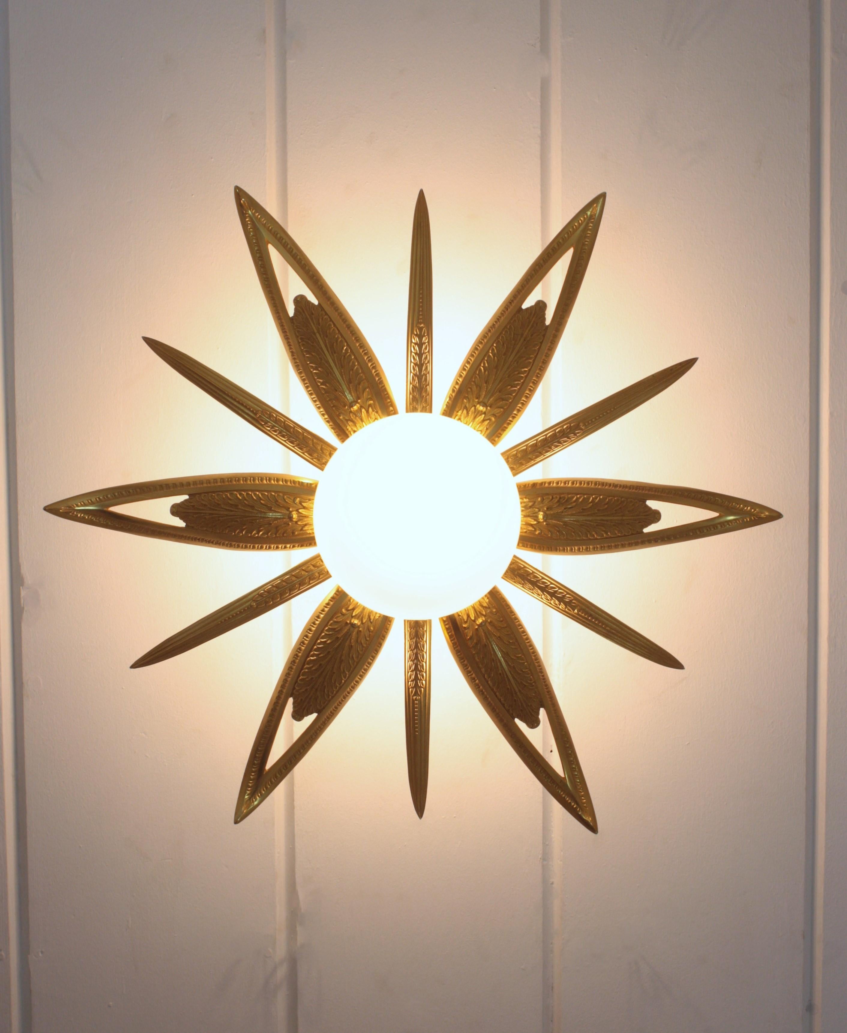 Französisch Art Deco vergoldete Bronze und Milchglas Starburst Sunburst Flush Mount (20. Jahrhundert) im Angebot