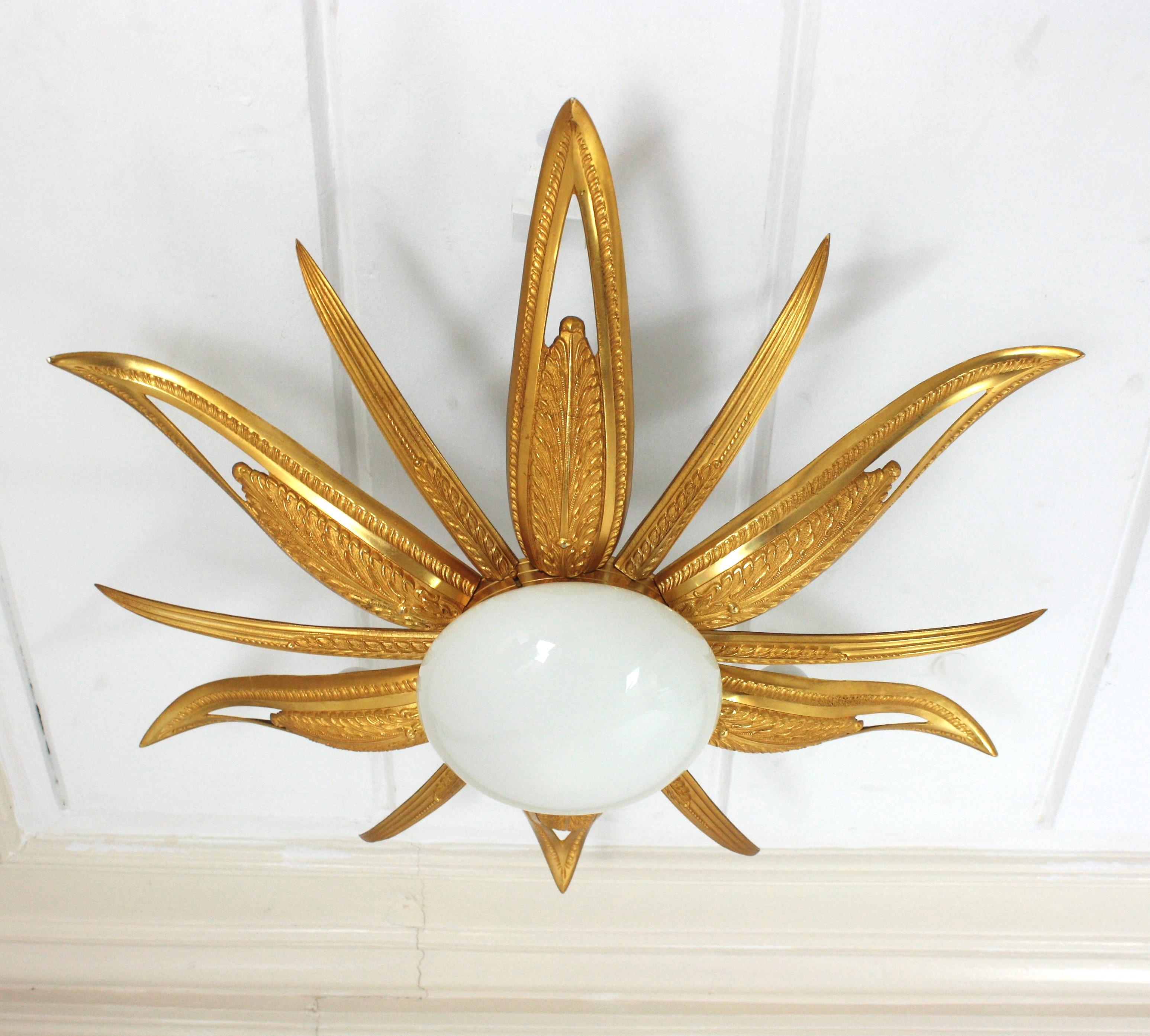 Französisch Art Deco vergoldete Bronze und Milchglas Starburst Sunburst Flush Mount im Angebot 1