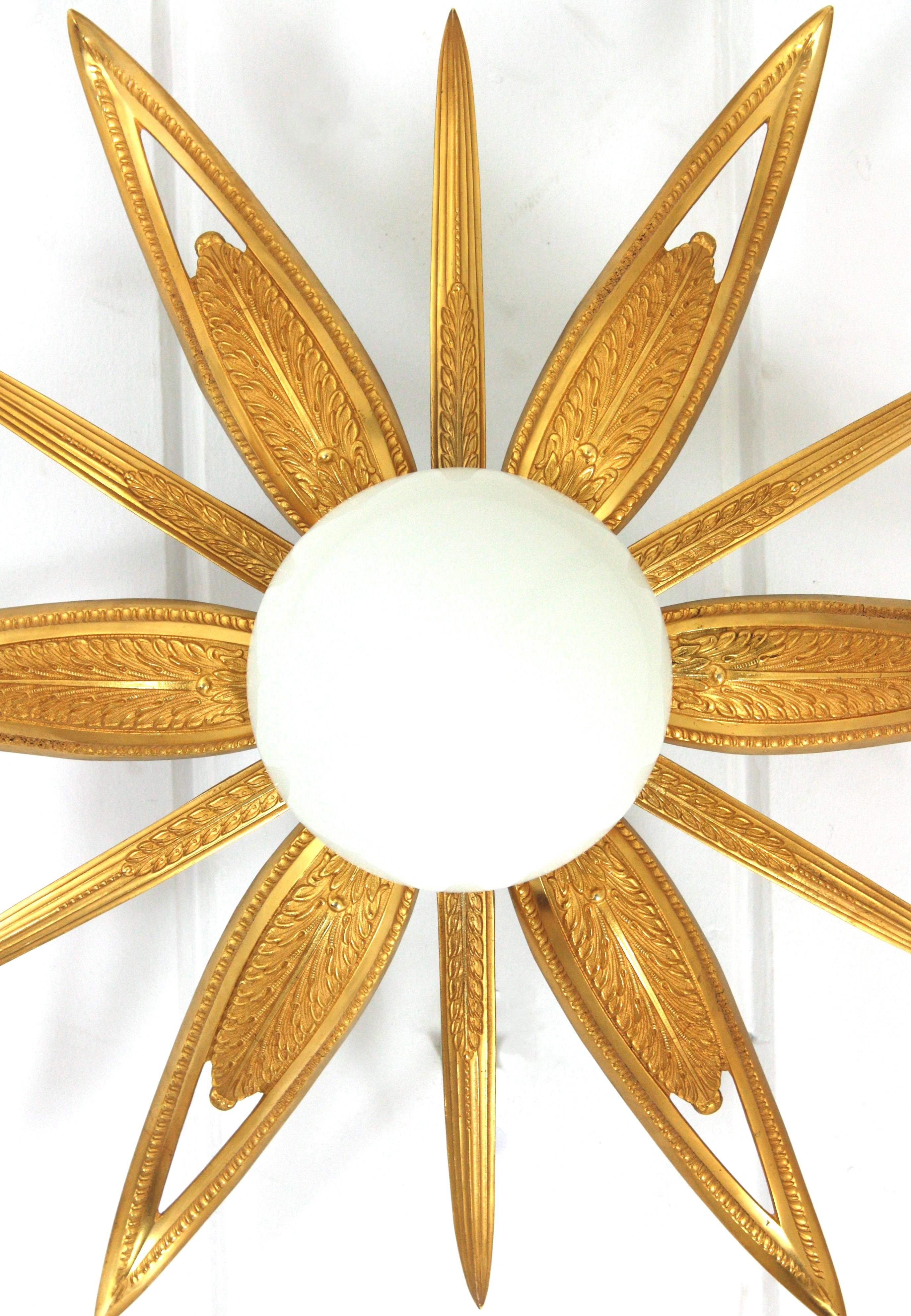 Französisch Art Deco vergoldete Bronze und Milchglas Starburst Sunburst Flush Mount im Angebot 2