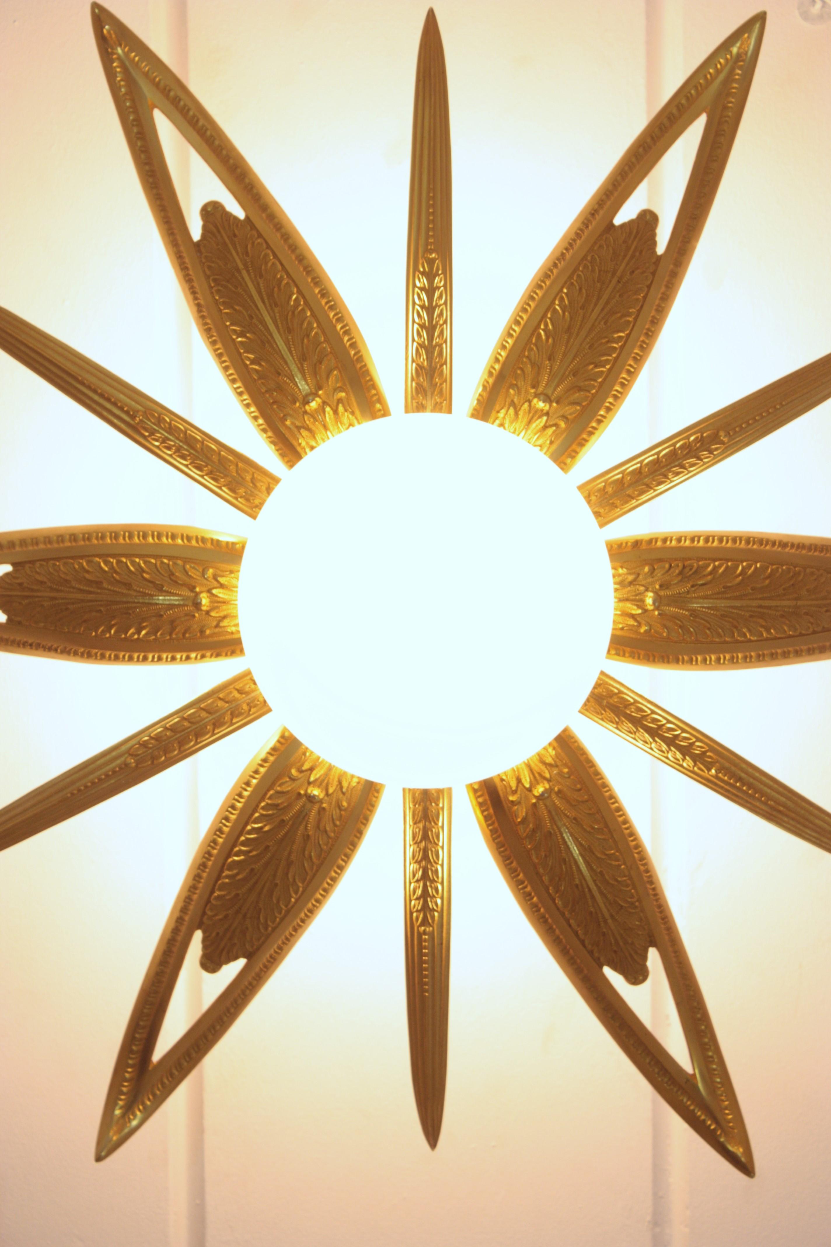 Französisch Art Deco vergoldete Bronze und Milchglas Starburst Sunburst Flush Mount im Angebot 3