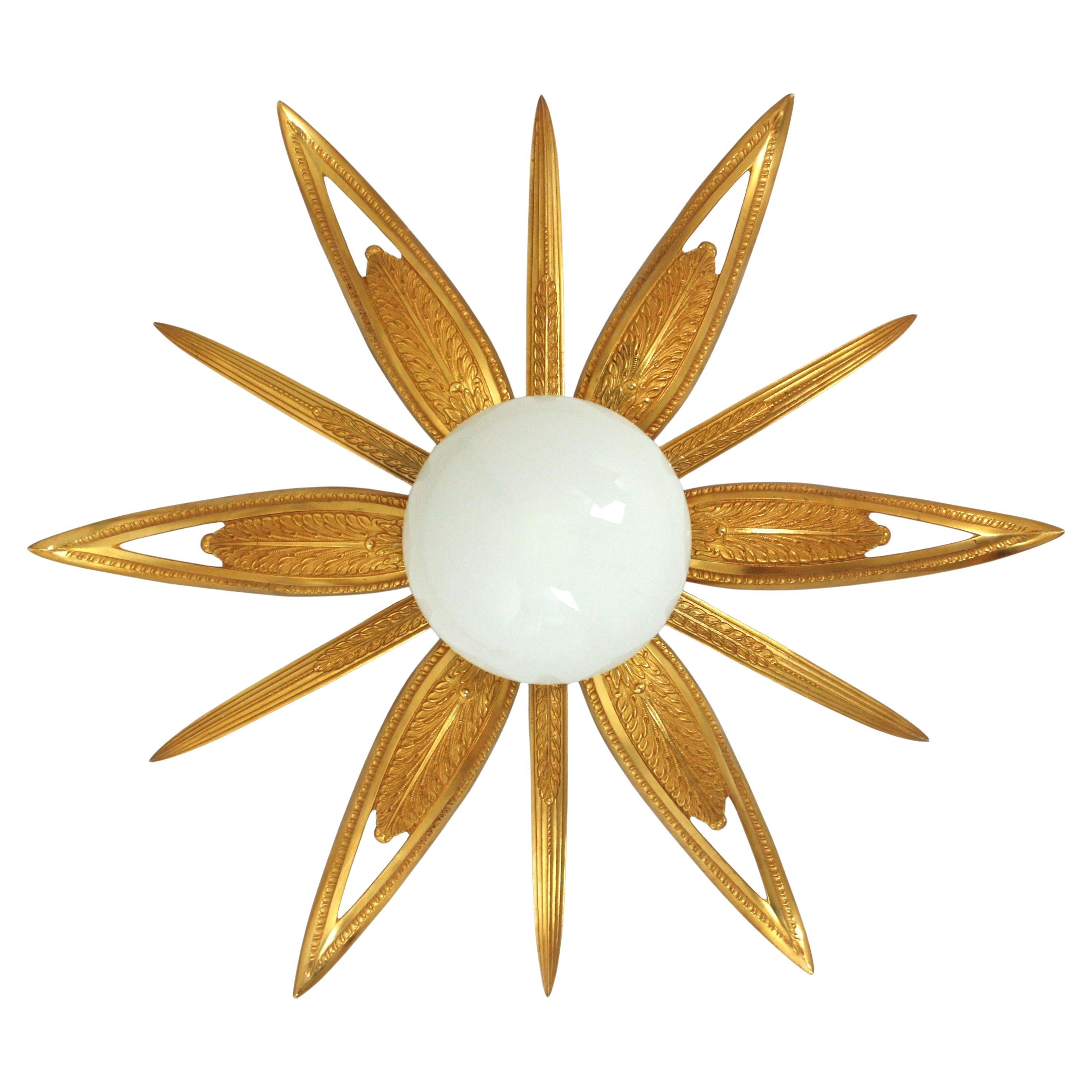 Lampada da incasso Art Deco francese in bronzo dorato e vetro lattiginoso a raggiera