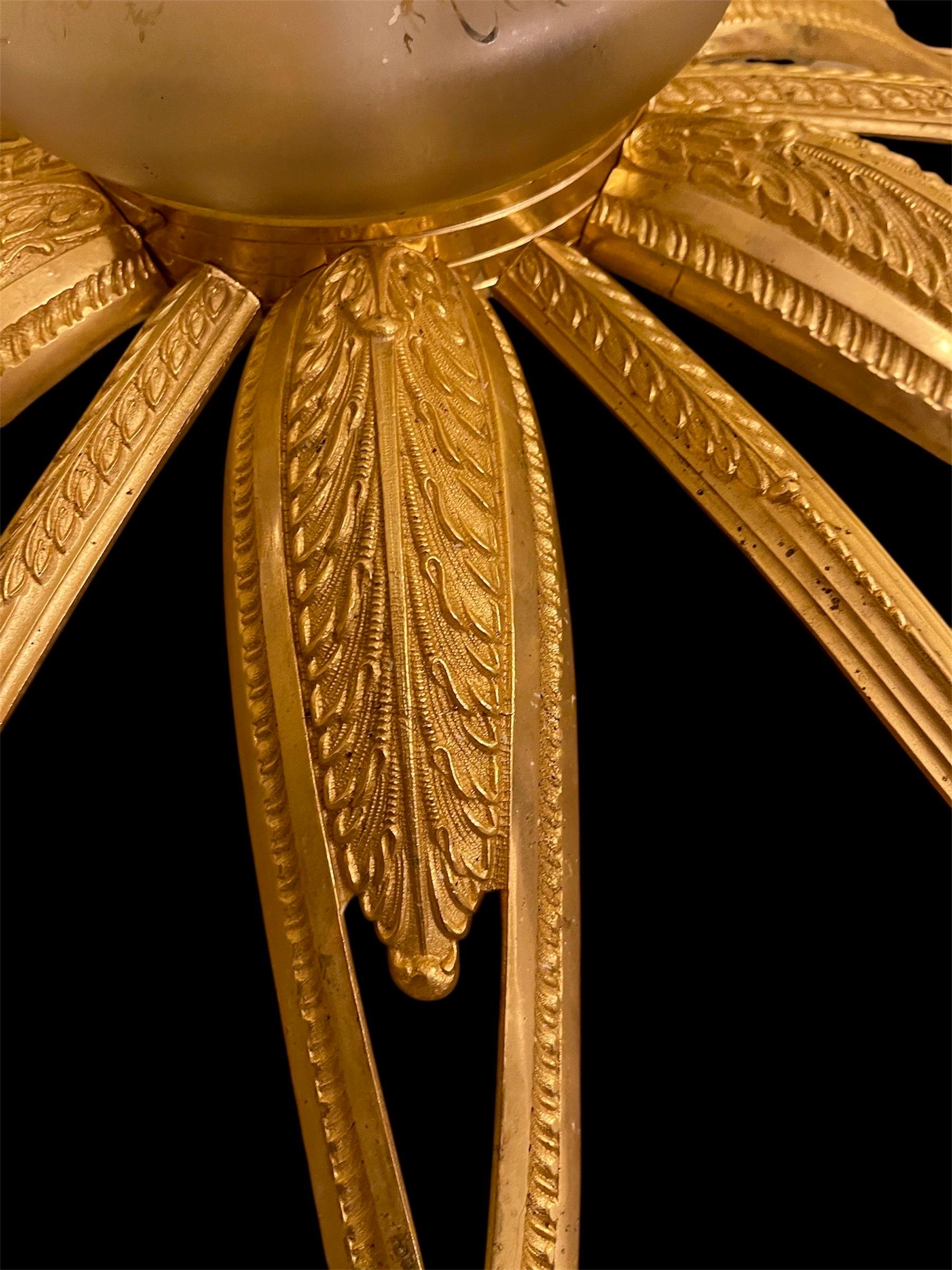 Art déco Plafonnier Art Déco français en bronze doré et verre original en forme d'étoile ensoleillée en vente
