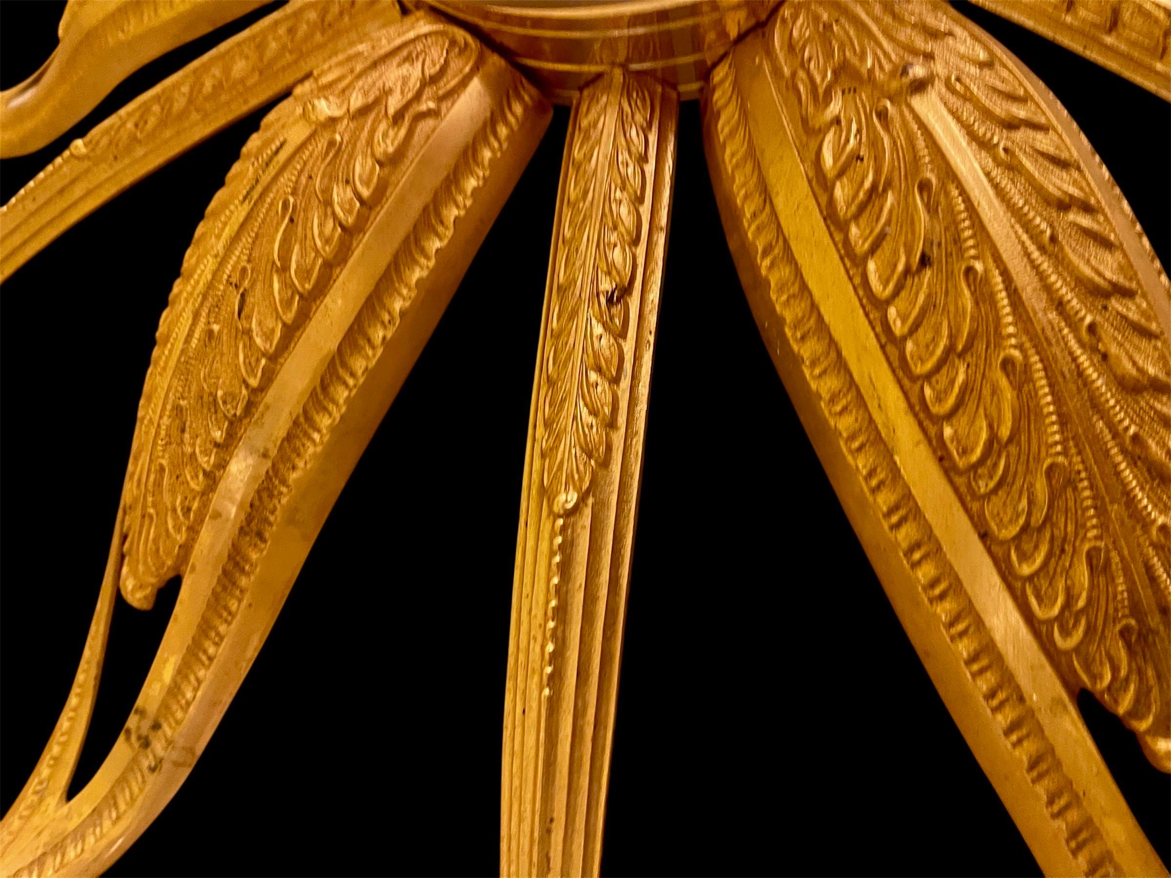 Effet bronze Plafonnier Art Déco français en bronze doré et verre original en forme d'étoile ensoleillée en vente