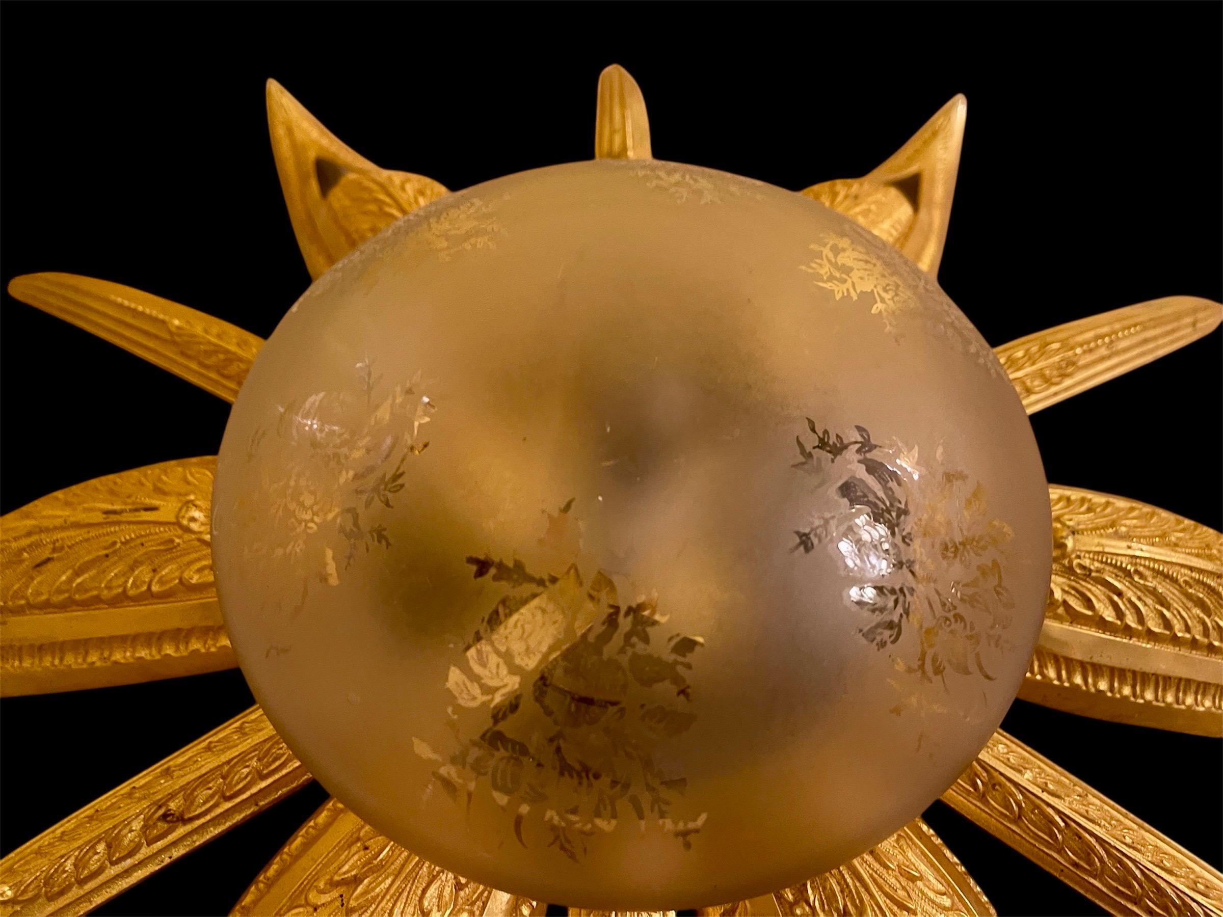 Plafonnier Art Déco français en bronze doré et verre original en forme d'étoile ensoleillée Bon état - En vente à La xara, VC