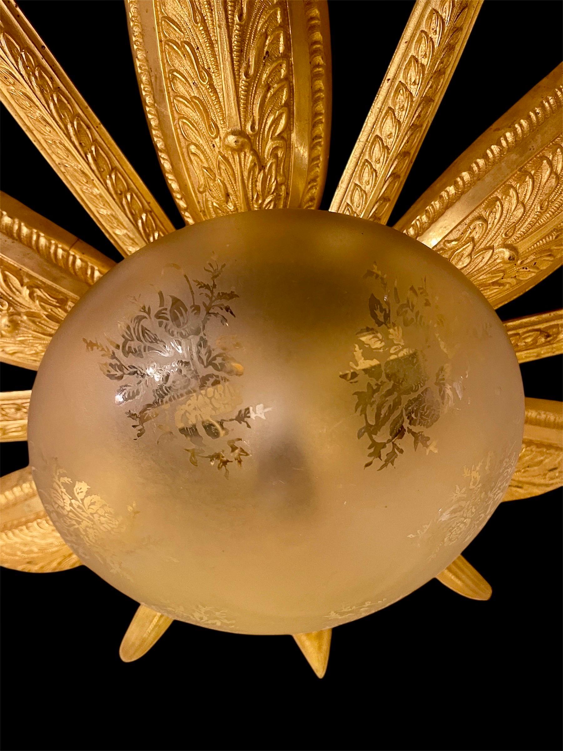 Milieu du XXe siècle Plafonnier Art Déco français en bronze doré et verre original en forme d'étoile ensoleillée en vente