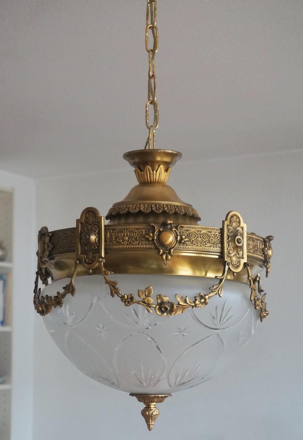 A wonderful large ormolu-mounted gilt bronze two-light chandelier or flush mount with cut glass bowl shade surrounded by floral swags, France, 1930-1939. The flush mount arrives with a chain and canopy and can also be used as chandelier.
In very