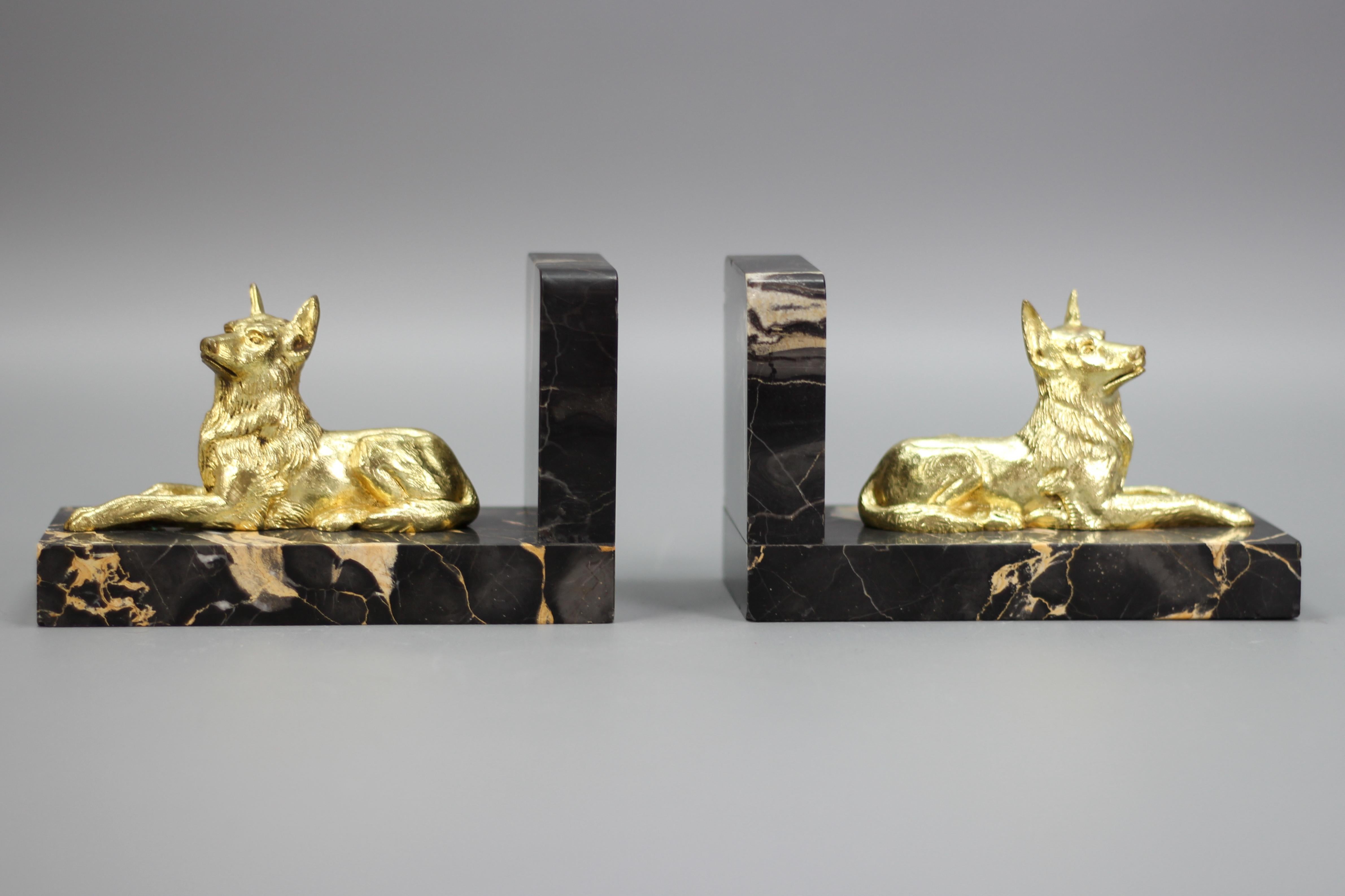 French Art Deco gilt bronze German shepherd dog and black marble bookends.
This beautiful pair of bookends features gilt bronze German shepherd dog figures mounted on black marble bases. France, circa the 1930s.
Dimensions: height: 11 cm / 4.33 in;