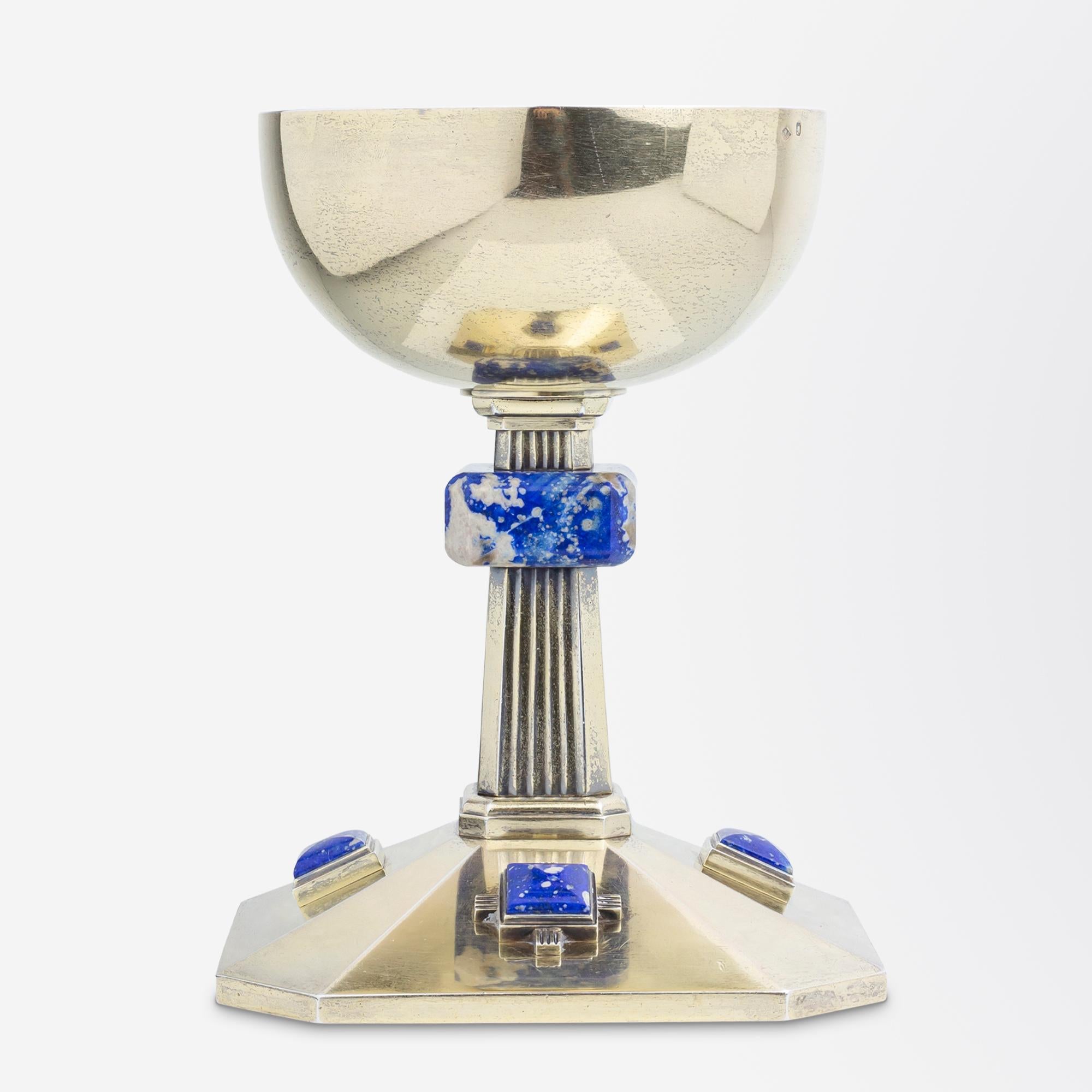 Dieser außerordentlich schöne liturgische Kelch wurde aus Silber mit einem Reinheitsgrad von 0,950 hergestellt und mit Sodalithstücken besetzt. Der Kelch wurde in den 1930er Jahren in Paris von der Manufaktur Maison Chéret hergestellt und zeichnet