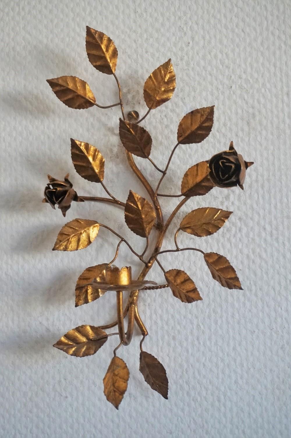 A French gilt wrought iron wall candleholder, beautifully decorated with leaf and flowers, France, 1930-1939.
In very good condition, with great aged patina.

    