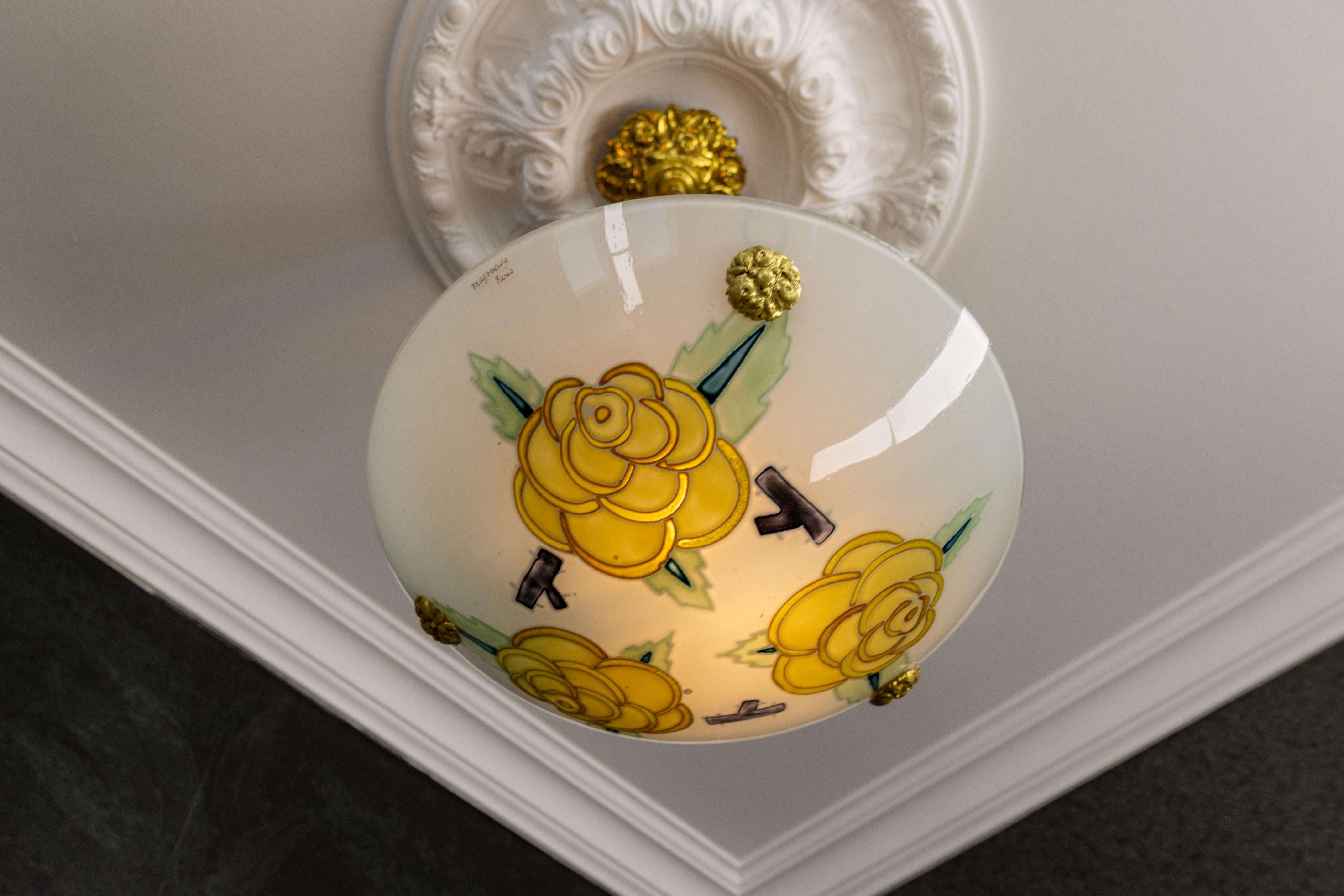 French Art Deco Glass and Brass Flower Pendant Light by Maxonade Paris, 1920s In Good Condition For Sale In Barntrup, DE