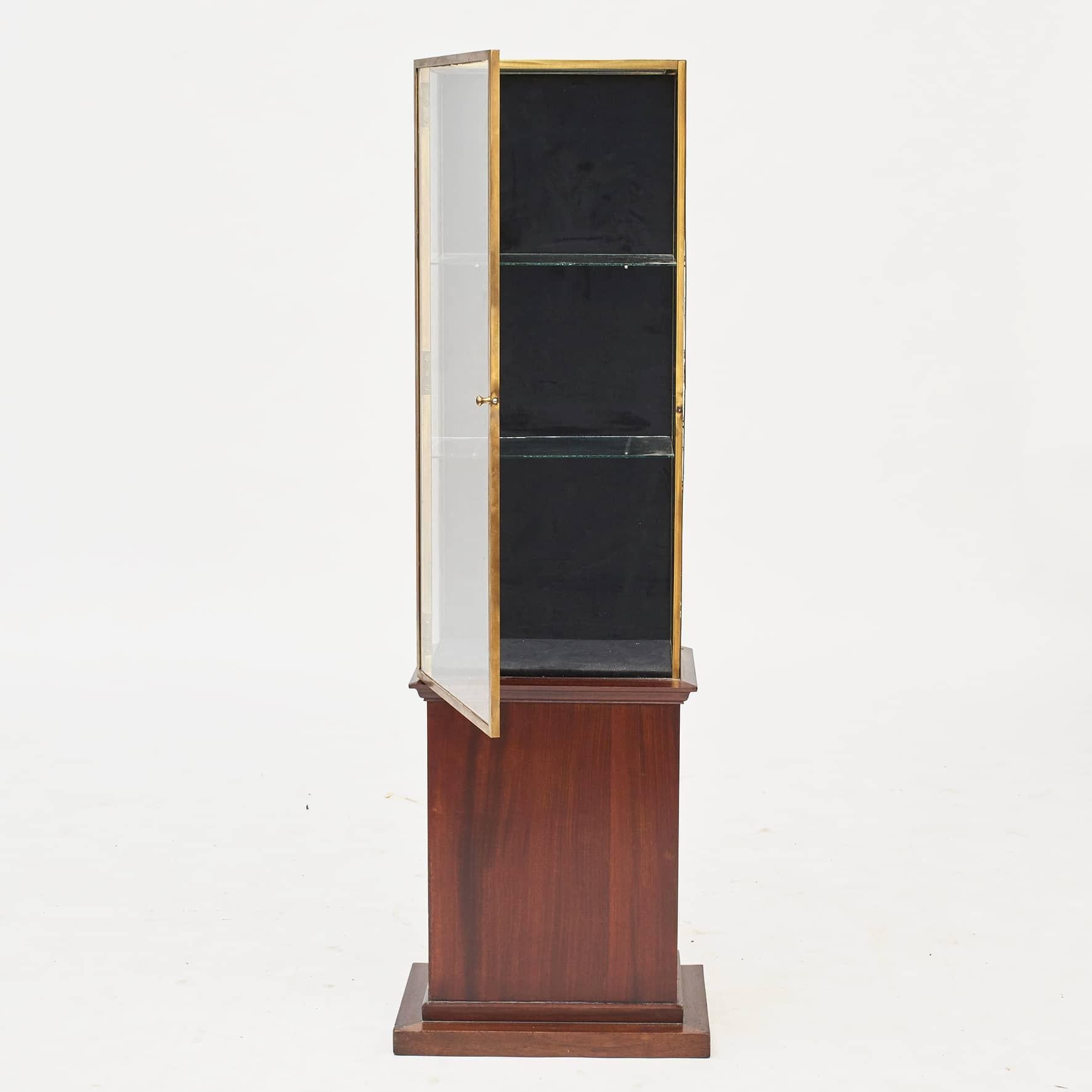 French Art Deco Glass and Brass Showcase, Mahogany Stand, France, C. 1920 In Good Condition For Sale In Kastrup, DK