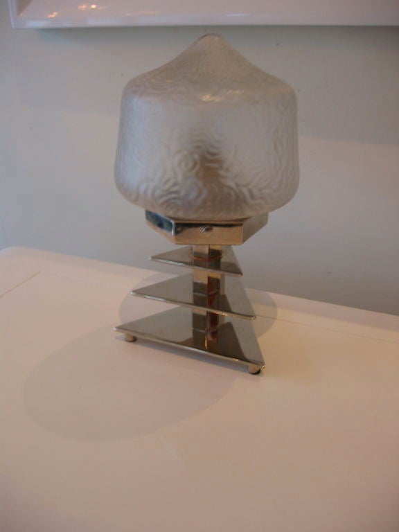 Français Lampe de bureau française Art Déco en verre et chrome en vente