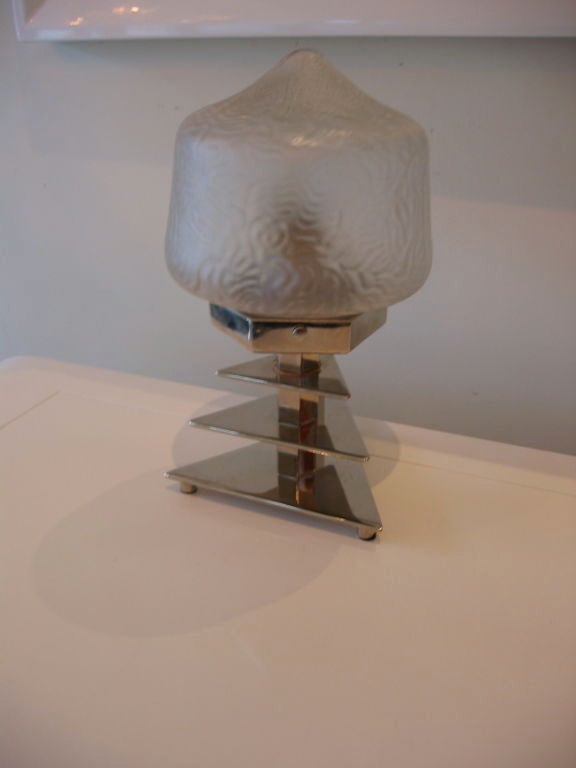 Pequeña lámpara de sobremesa Art Decó francesa de cristal y cromo en Bueno estado para la venta en North Miami, FL
