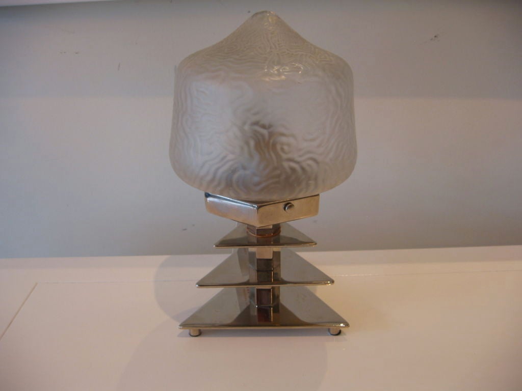 Pequeña lámpara de sobremesa Art Decó francesa de cristal y cromo Vidrio soplado en venta