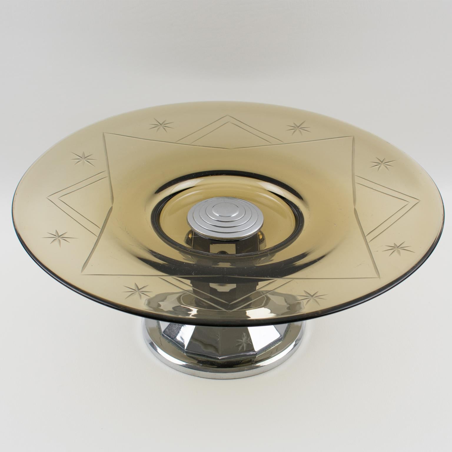 This stylish French Art Deco modernist decorative centerpiece or serving bowl features a large round glass bowl with an etched pattern in lovely transparent smoke gray color. The pedestal base is in chromed metal and Macassar wood with a unique