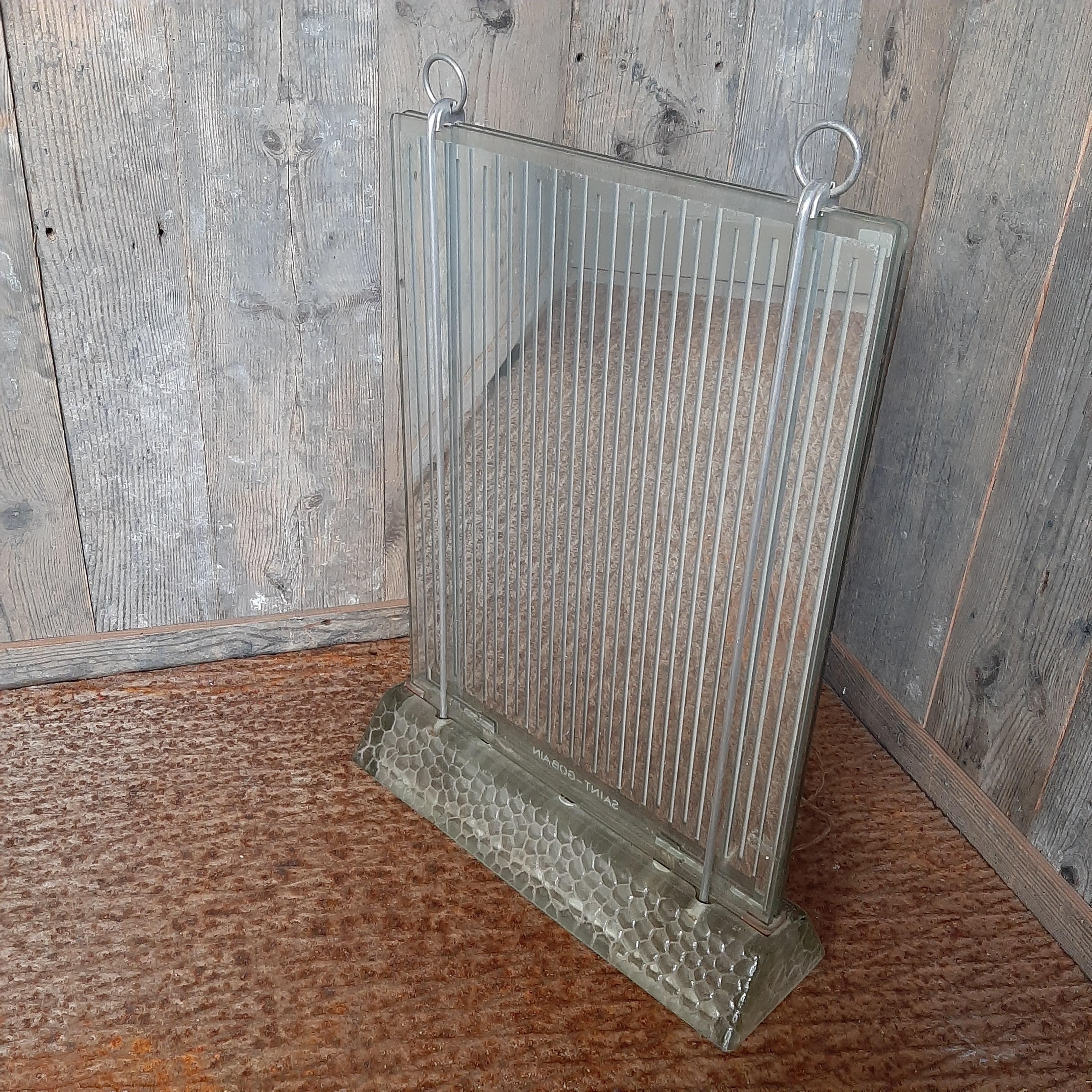 Radiateur en verre, modèle Radiaver conçu par René Coulon (architecte français) pour Saint Gobain. Plaques en verre double et pieds éclairés. Conçu en 1937 pour l'exposition industrielle EDF Electropolis et fabriqué jusqu'en 1952.
Dimensions : H 58