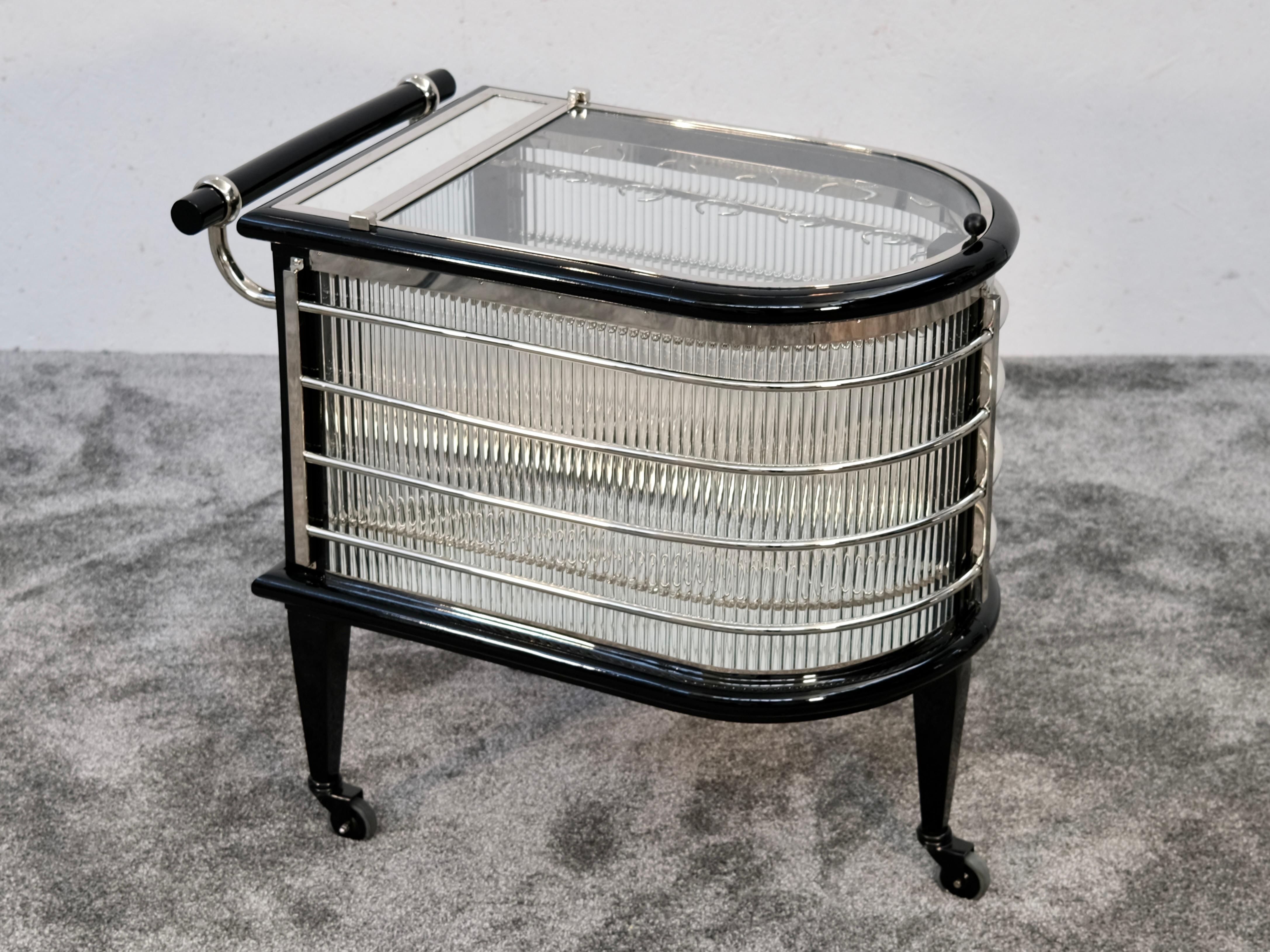 Carrito de Bar de Varillas de Cristal Art Decó Francés en Negro con Botelleros Cromados, Años 30 Lacado en venta