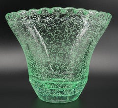 Vase en verre français Art Deco par Daum, verre épais soufflé vert, années 1930