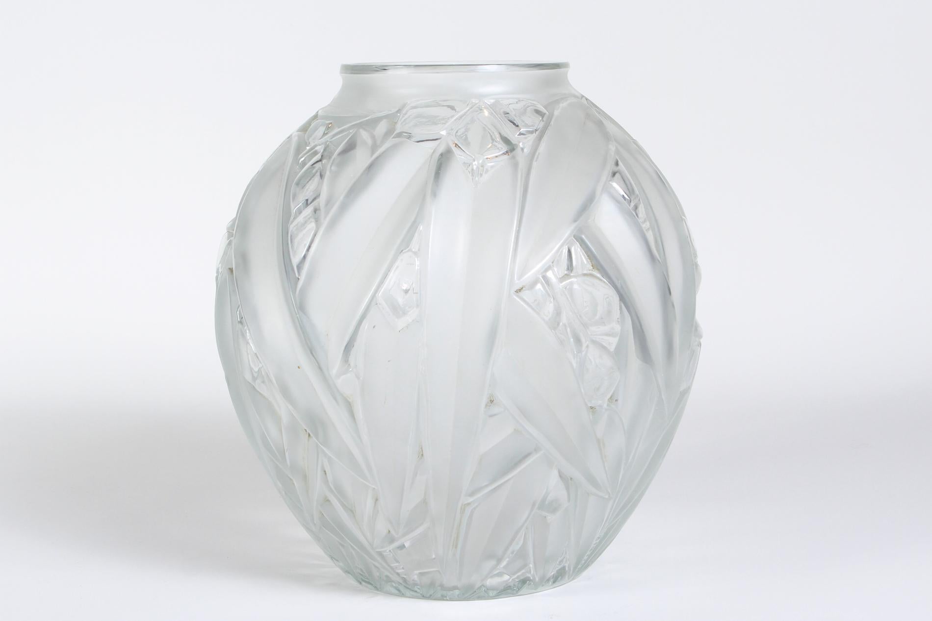French Art Deco glass vase by Dieupart  In Excellent Condition For Sale In SAINT-OUEN-SUR-SEINE, FR