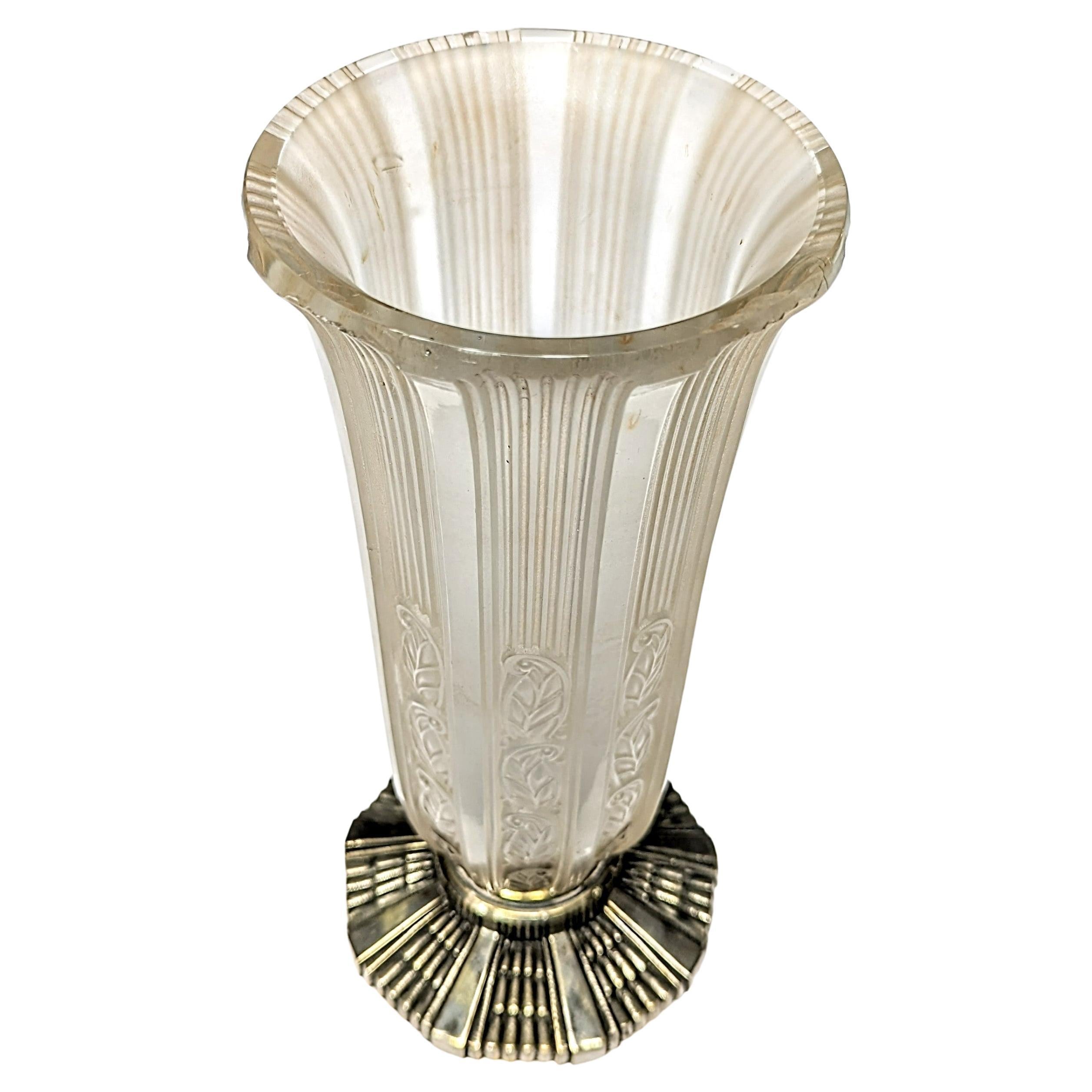 Superbe vase en verre Art déco français avec motif floral sur toute la surface et base décorative en bronze par Hettier et Vincent en très bon état. Dépôt gratuit dans la région des trois États. Nous sommes la rare source qui se spécialise