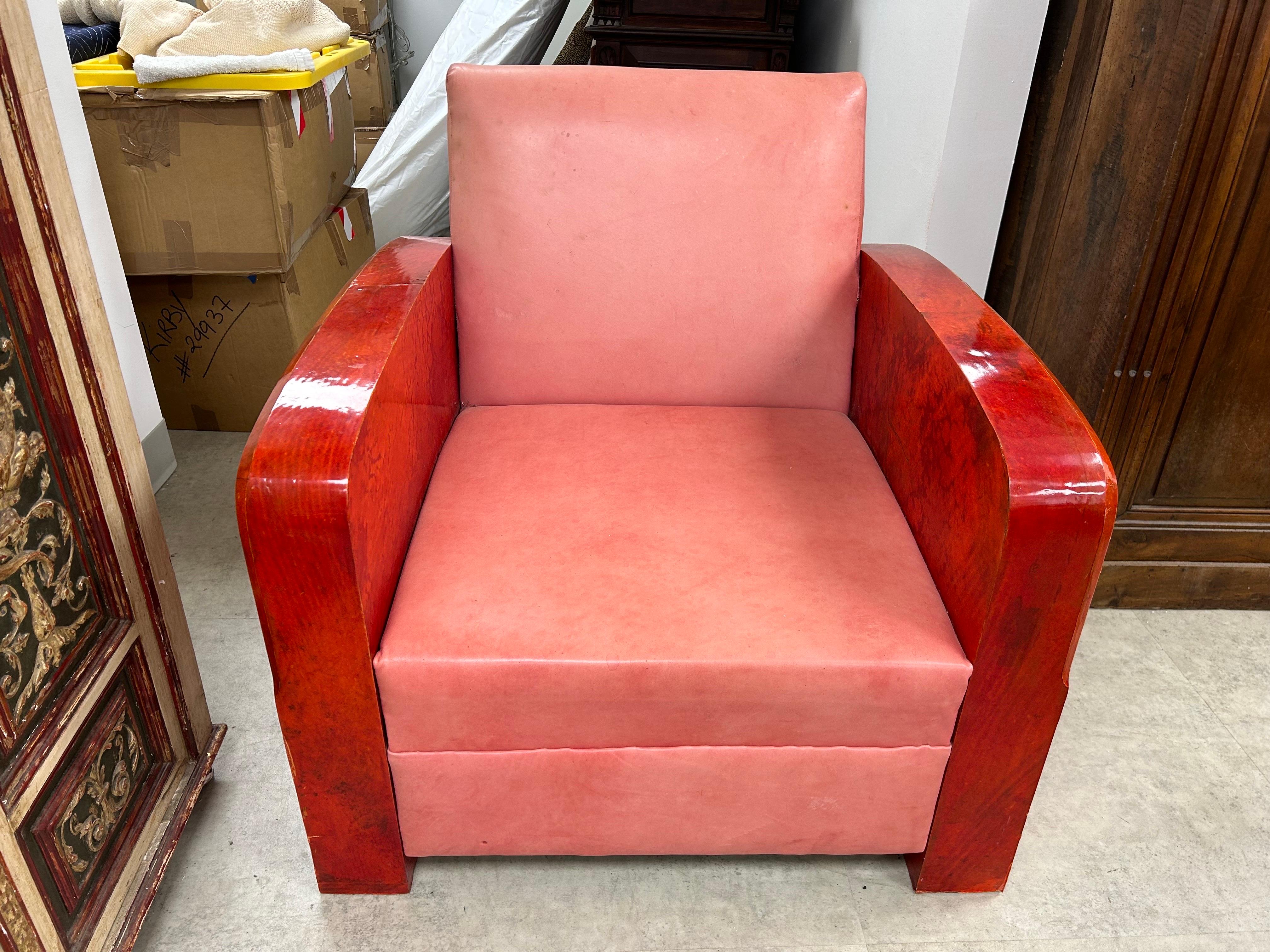 Chaise longue en peau de chèvre Art Déco,  André Arbus Attribué.
Notre exceptionnelle chaise de salon, fauteuil club ou chaise d'appoint attribuée par Andre Arbus a été créée avec la couleur la plus inhabituelle de peau de chèvre vers 1925. En très