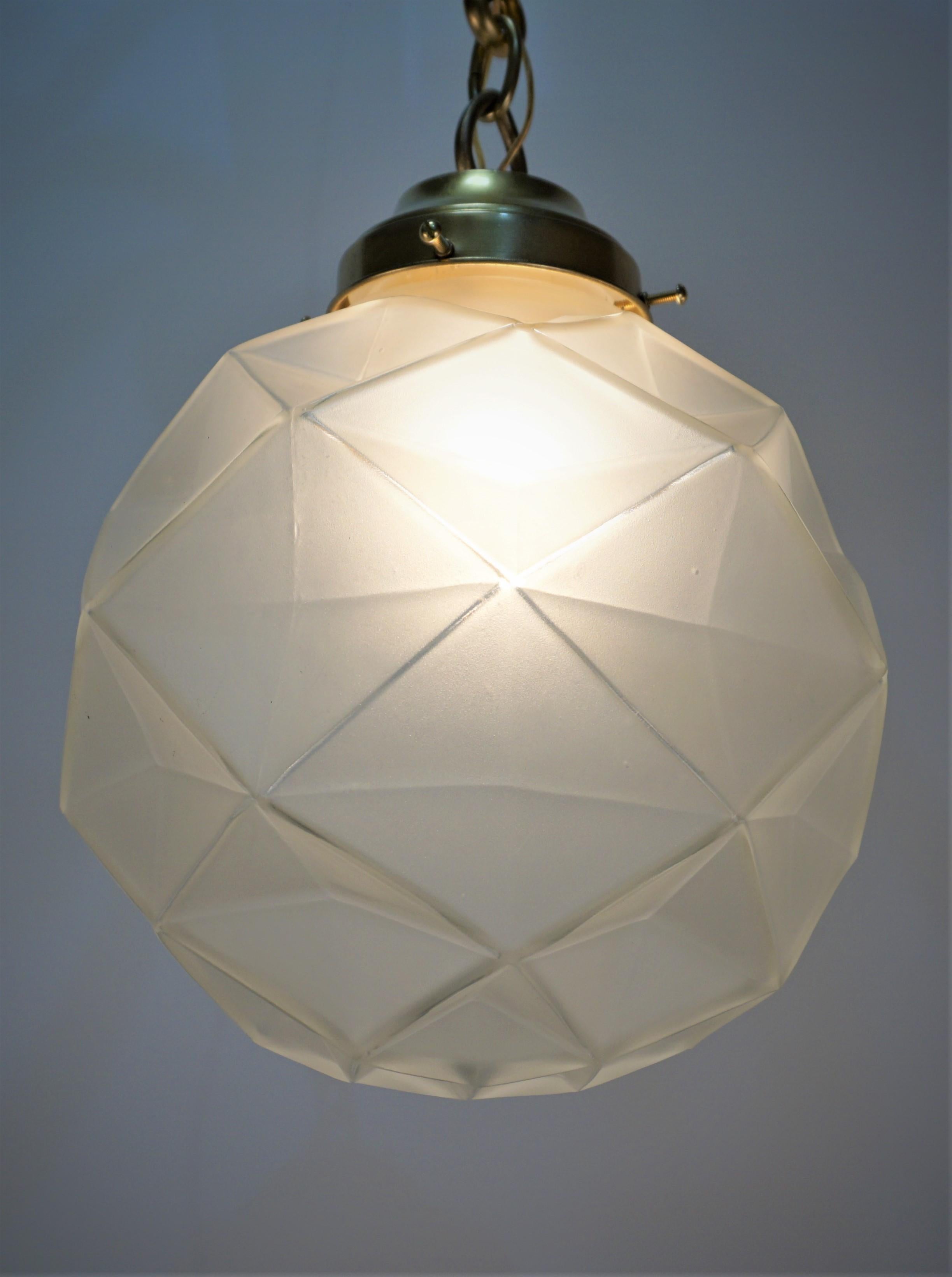 Beautiful clear frost geometric design glass globe pendent chandelier with bronze hardware.
Single bulb 250watts max.