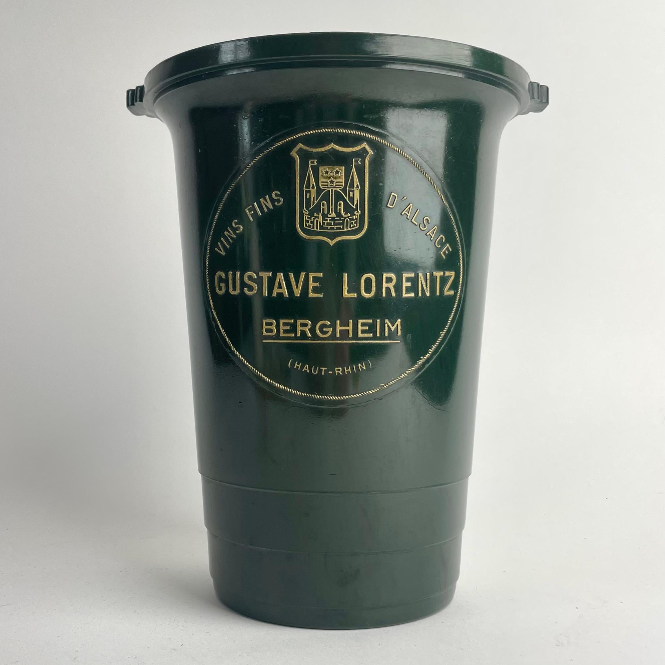 
Französischer Art Deco Weinkühler aus grünem Bakelit, 1930er Jahre

Eleganter Weinkühler aus dunkelgrünem Bakelit, hergestellt in Frankreich in den 1930er Jahren. Dieses Art-Déco-Stück zeichnet sich durch ein auffälliges Design mit goldener Schrift