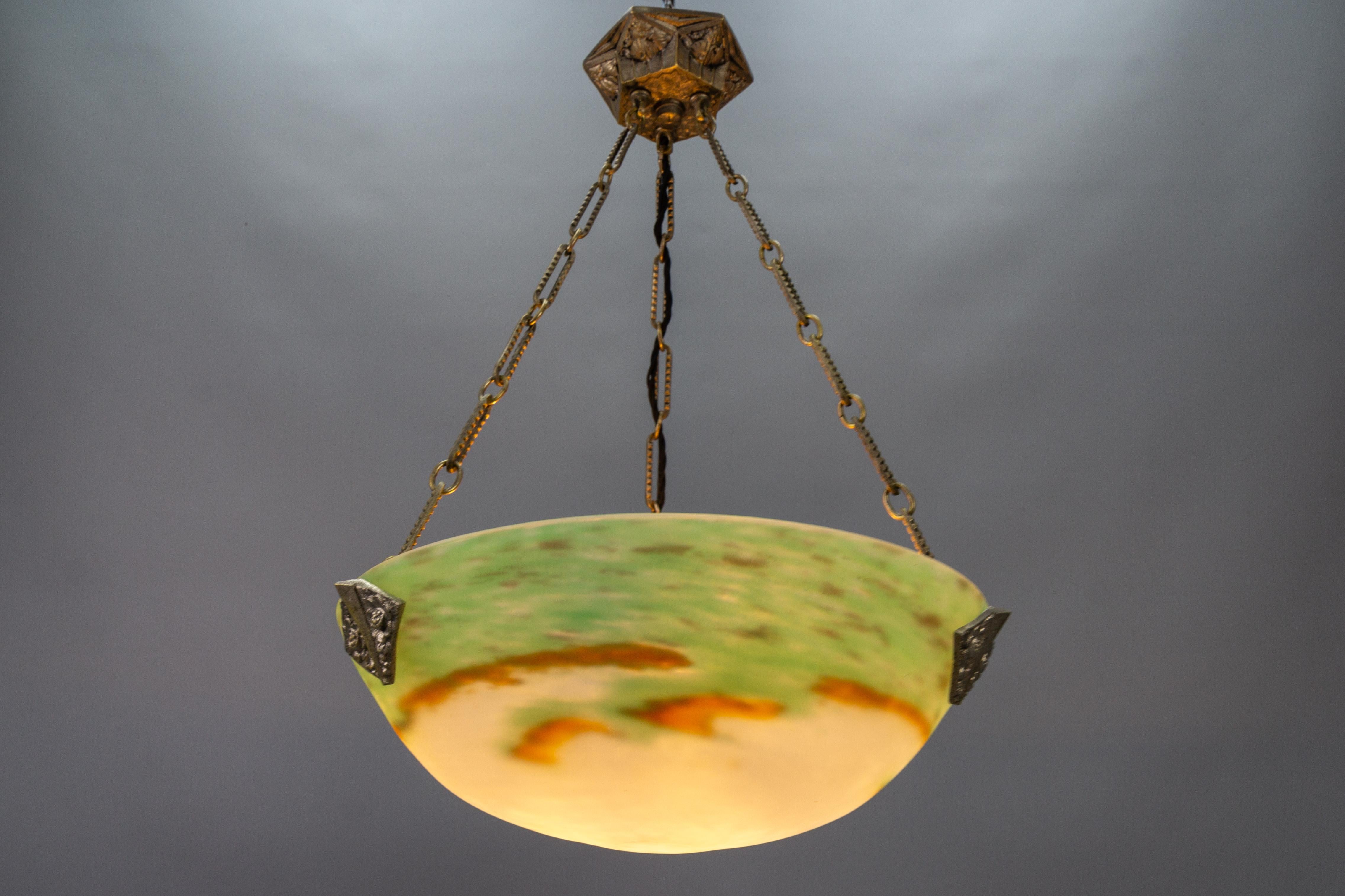 Français Lampe suspendue en verre vert de style Art déco français par Muller Frères Luneville, années 1920 en vente
