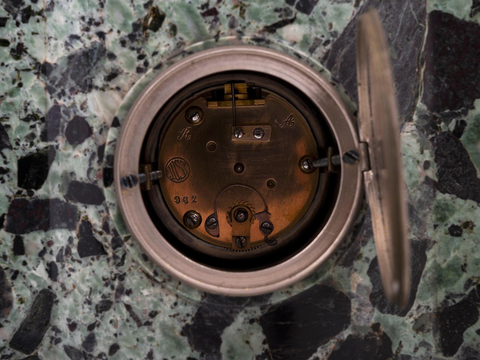 Französische Art Deco Uhr aus grünem Marmor im Angebot 3
