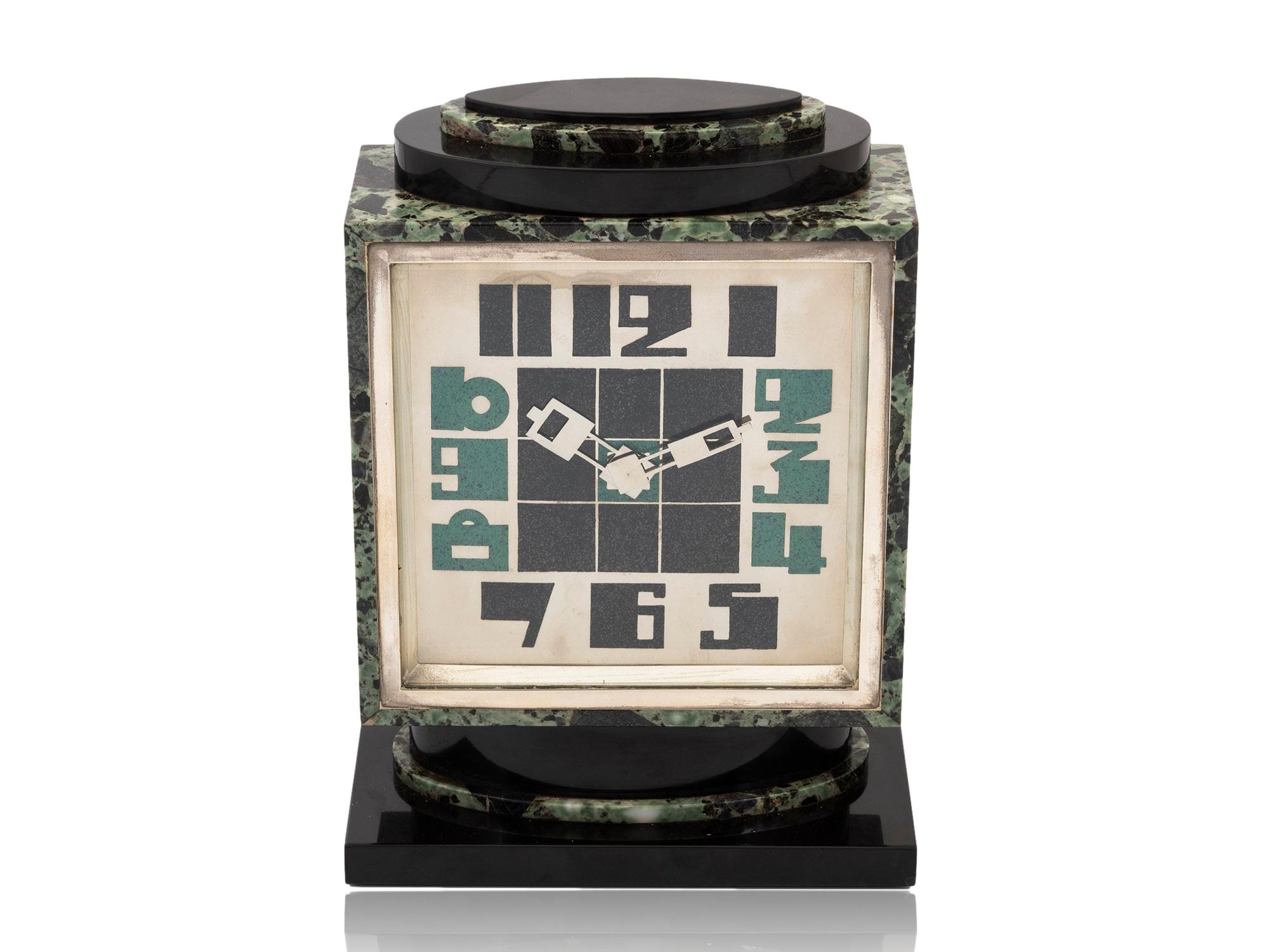 Französische Art Deco Uhr aus grünem Marmor (Geschnitzt) im Angebot
