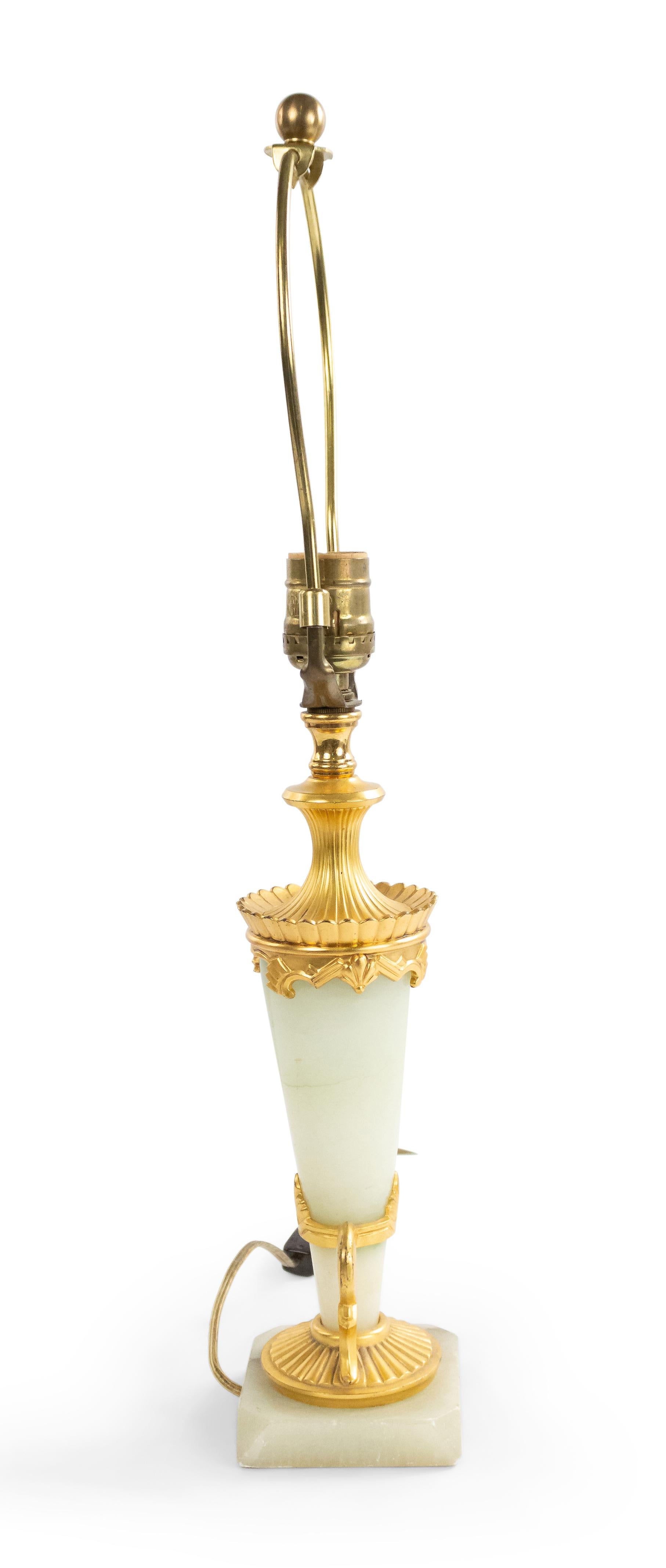 Lampe Art Déco française en onyx vert clair, de forme conique effilée, montée avec une garniture en bronze doré et reposant sur une base carrée.