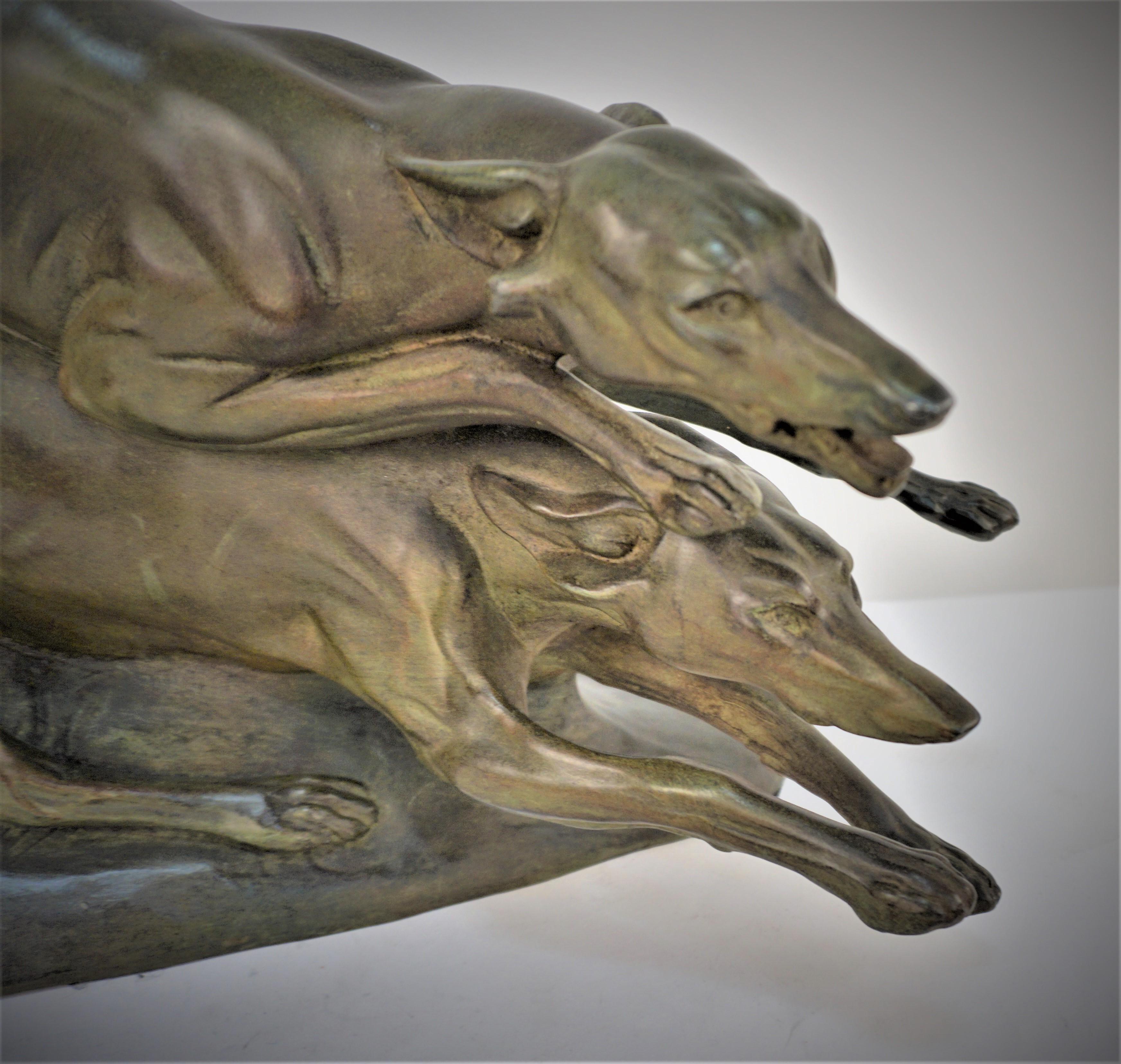 Des lévriers en mouvement. Circa 1930 art déco en métal moulé avec une patine de bronze en excellent état, fonte par Francisue France.