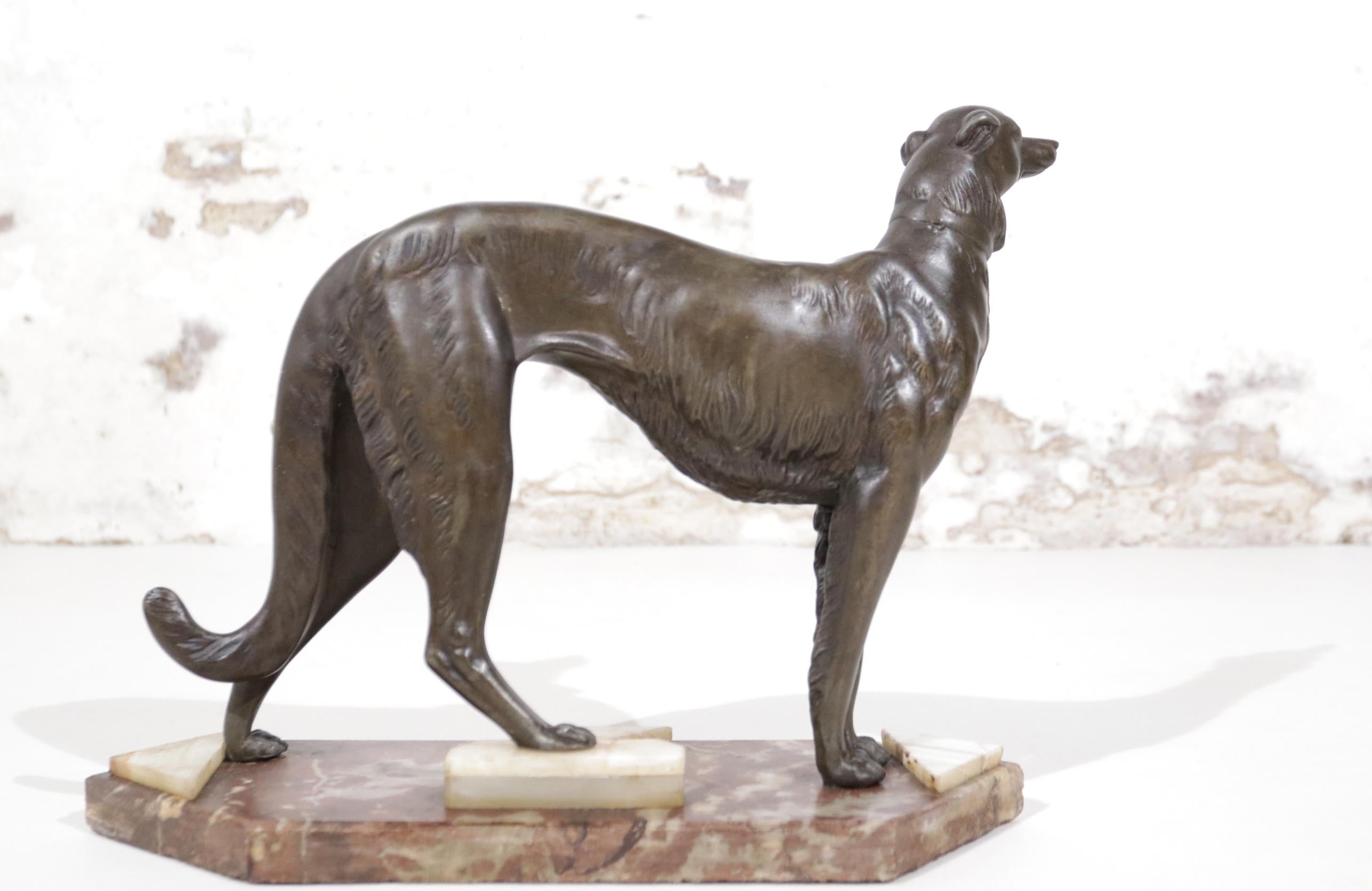 Französischer Art Deco Windhund auf Marmor, um 1920 im Angebot 1