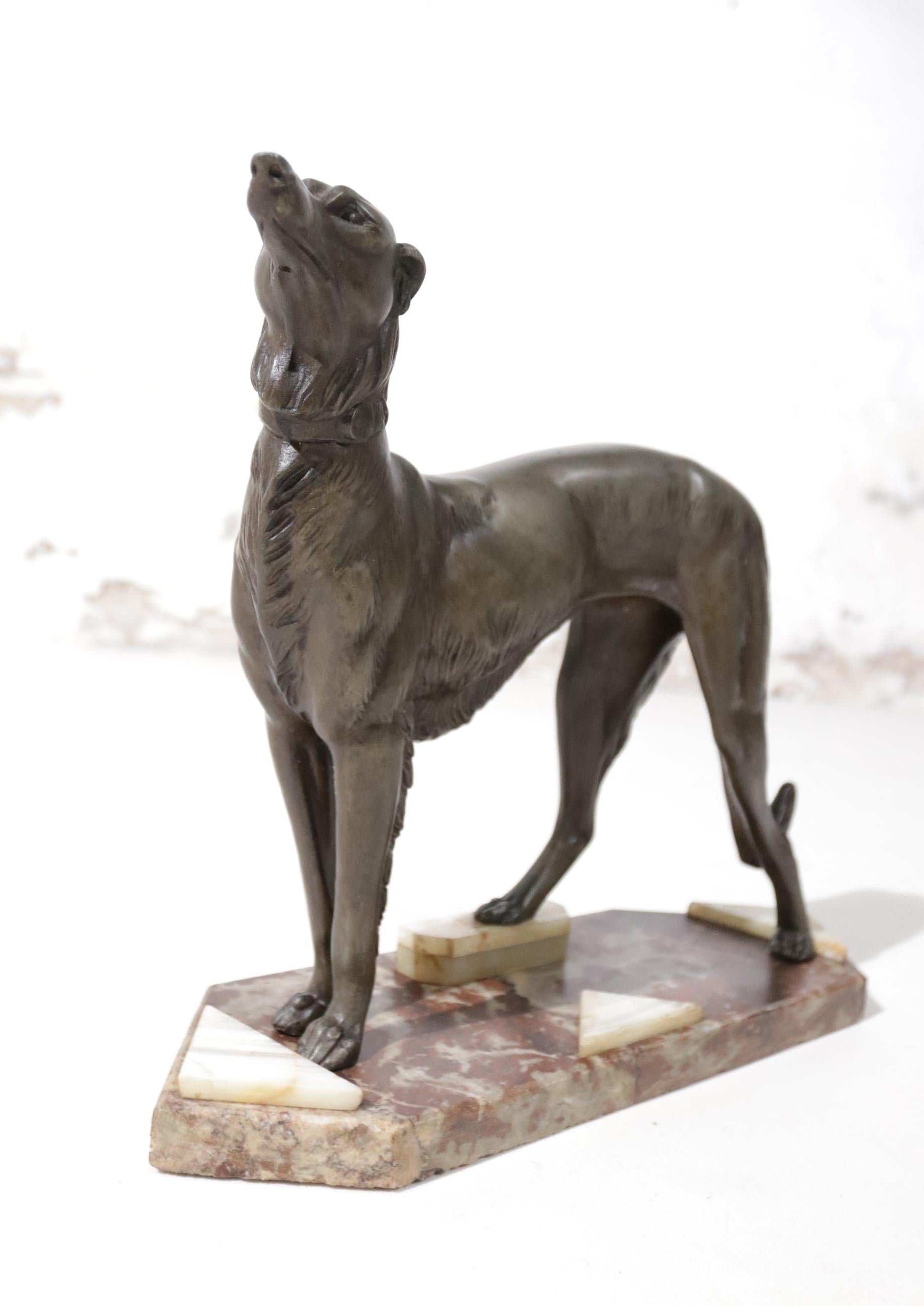 Französischer Art Deco Windhund auf Marmor, um 1920 (Bronziert) im Angebot