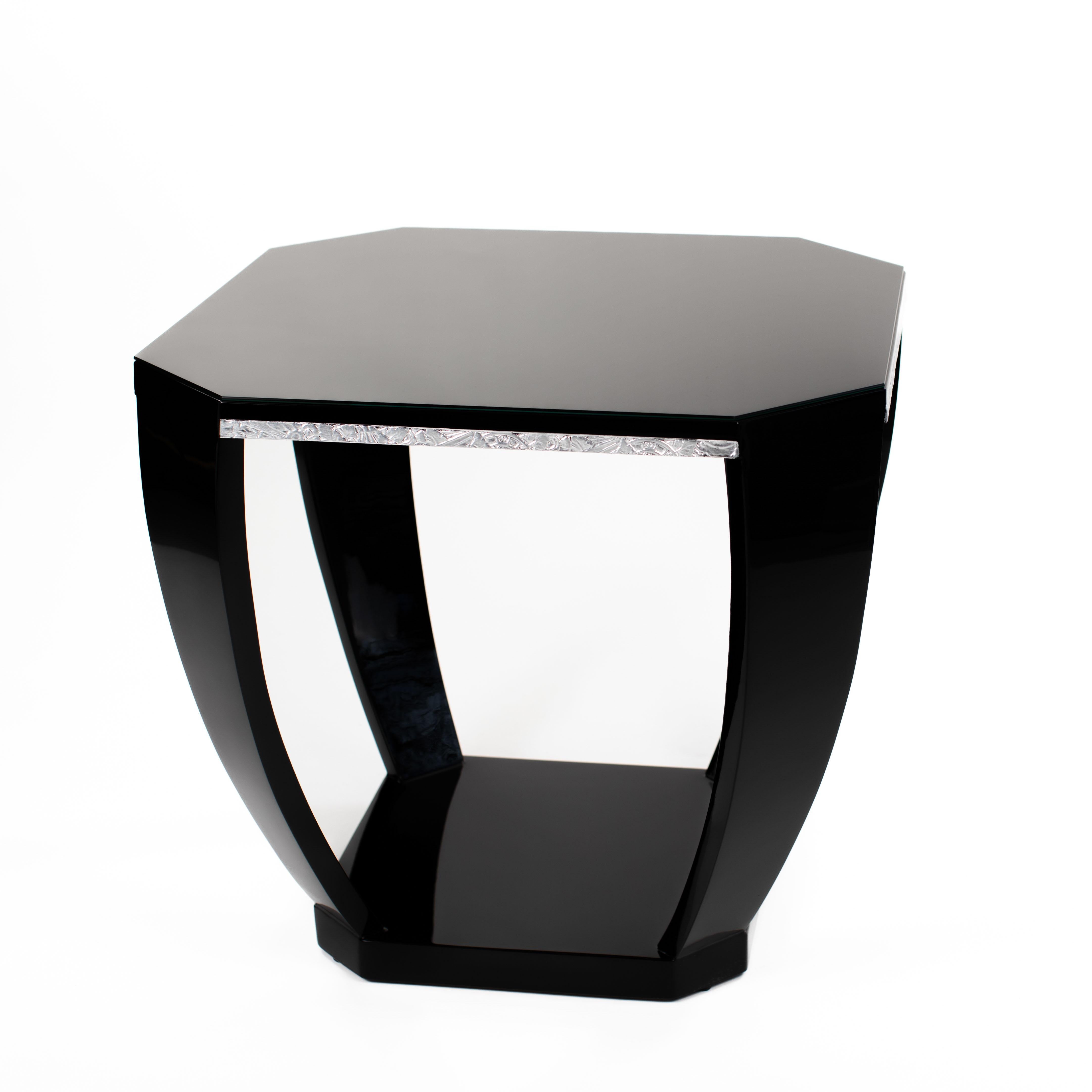 Gueridón Art Déco Francés Laca Negra Alto Brillo Tallas Plateadas Años 20

Gueridón Art Decó cuadrado, muy elegante, con bordes biselados y 4 patas/laterales planas que terminan en la parte inferior de la base cuadrada.
El objeto tiene un tamaño