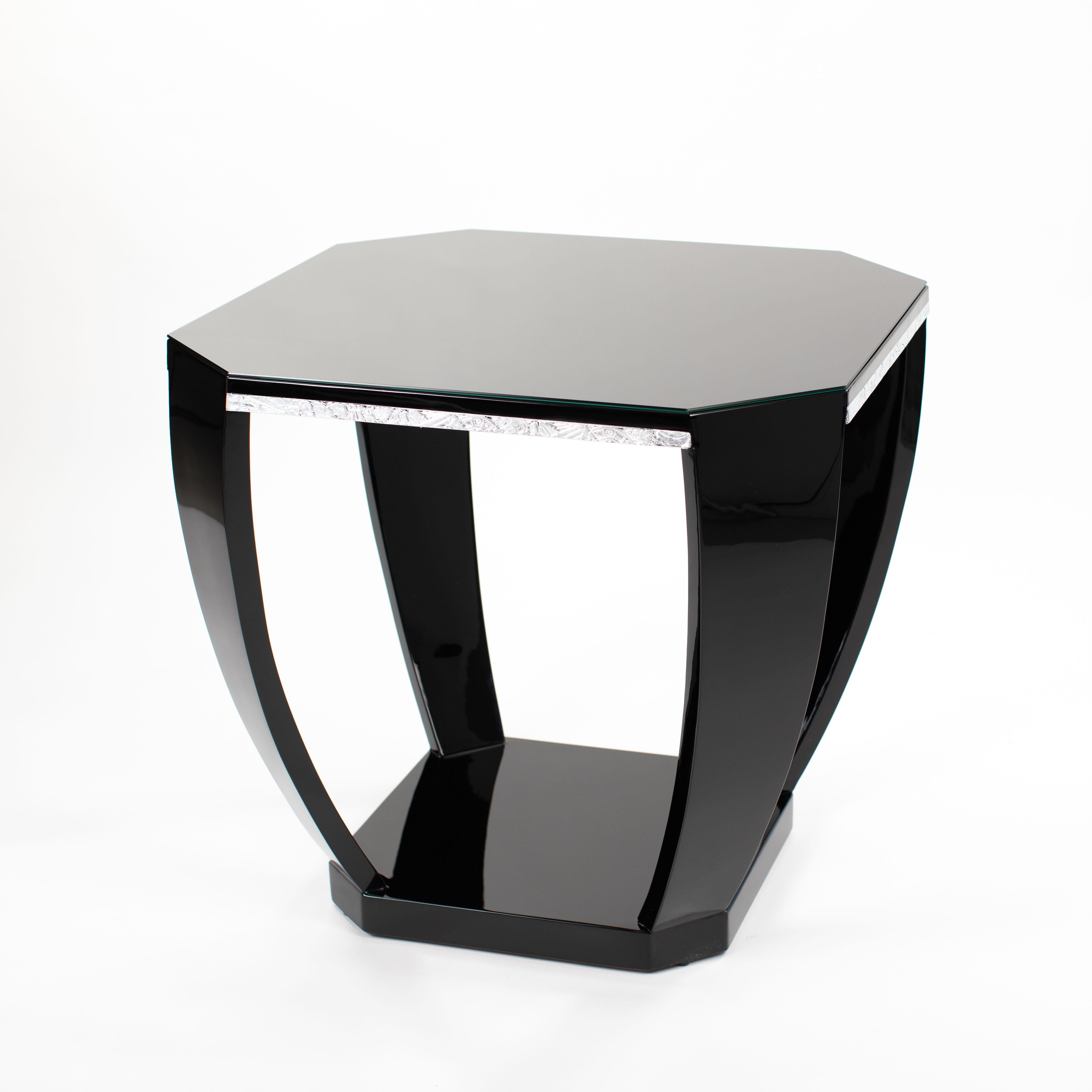 Gueridón Art Déco Francés Laca Negra Alto Brillo Tallas Plateadas Años 20 Art Decó en venta