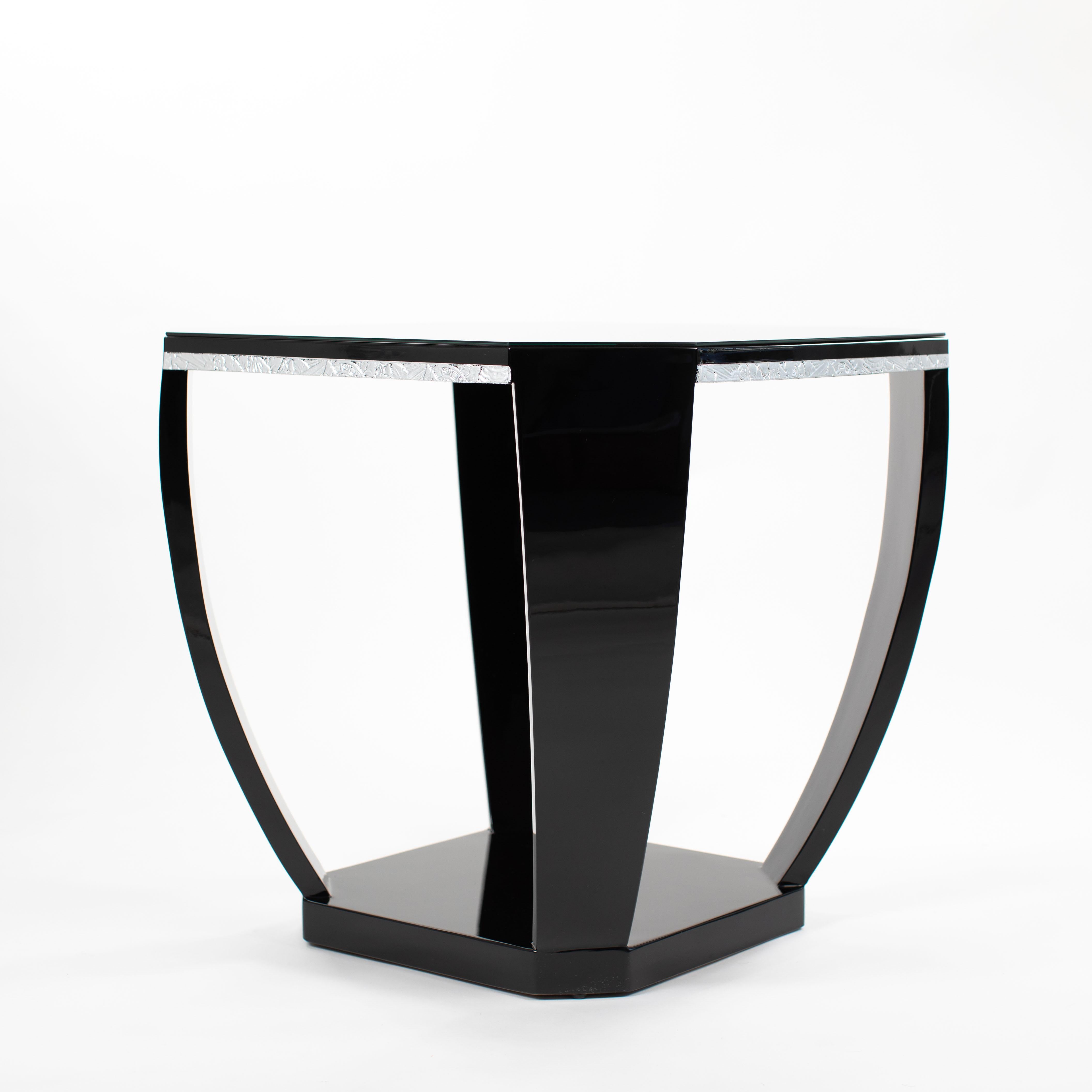 Gueridón Art Déco Francés Laca Negra Alto Brillo Tallas Plateadas Años 20 Lacado en venta