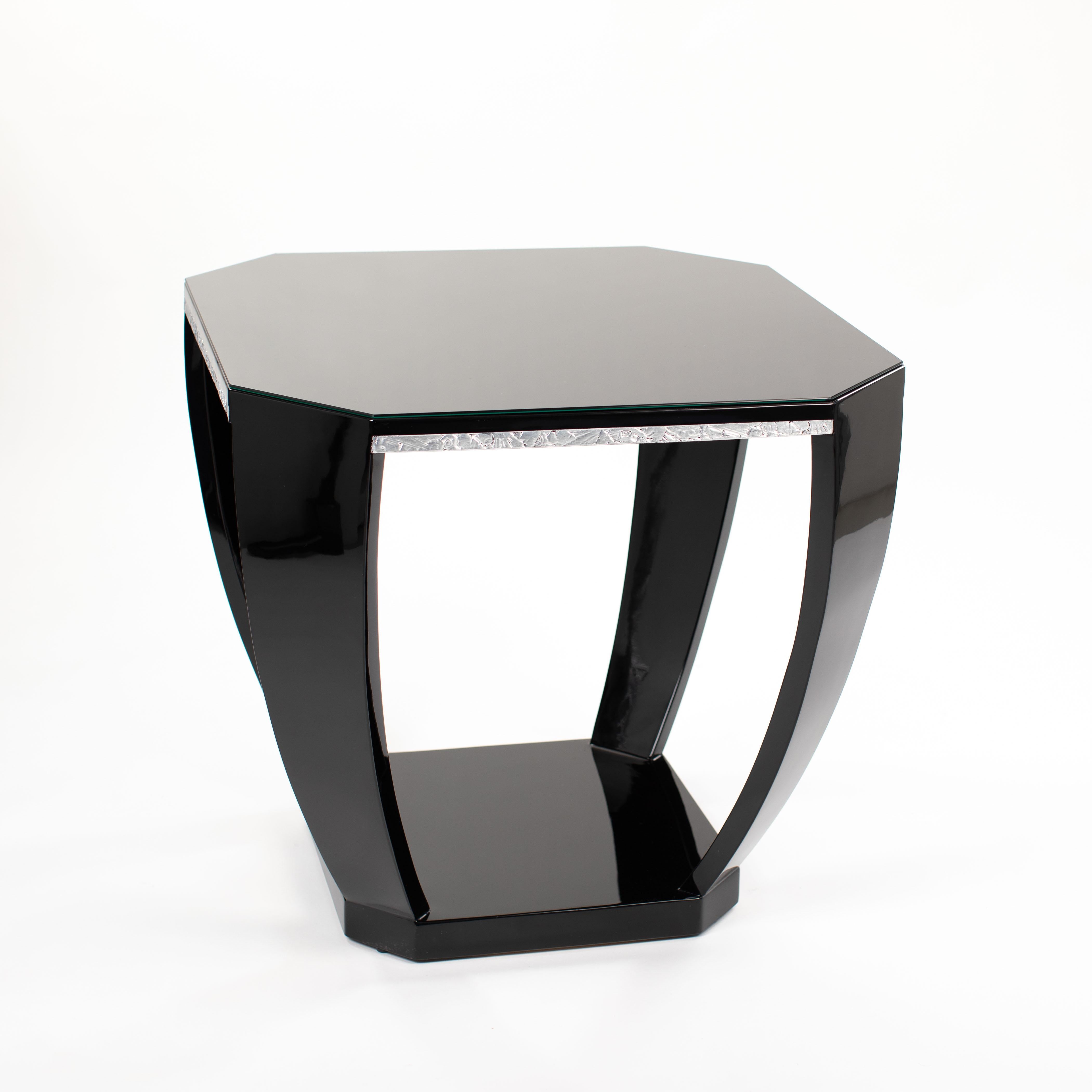Gueridón Art Déco Francés Laca Negra Alto Brillo Tallas Plateadas Años 20 principios del siglo XX en venta